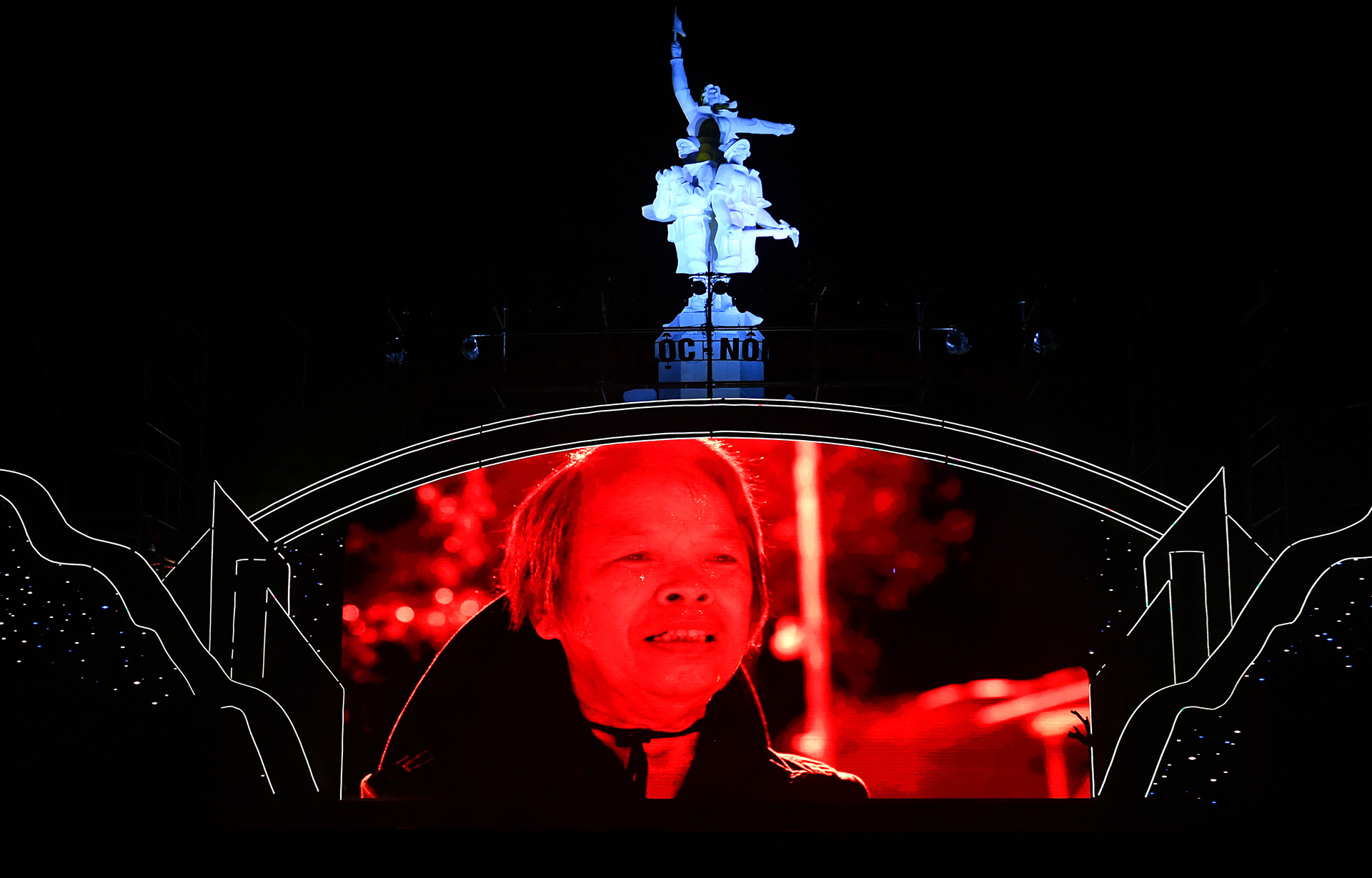 Chương trình gồm 3 chương: “Xe chưa qua nhà không tiếc”; “Máu có thể đổ, đường không thể tắc”; “Thênh thang đường mới”. Trong đó, chương I tái hiện chiến tích của Làng K130 với bản hùng ca “Xe chưa qua, nhà không tiếc”.