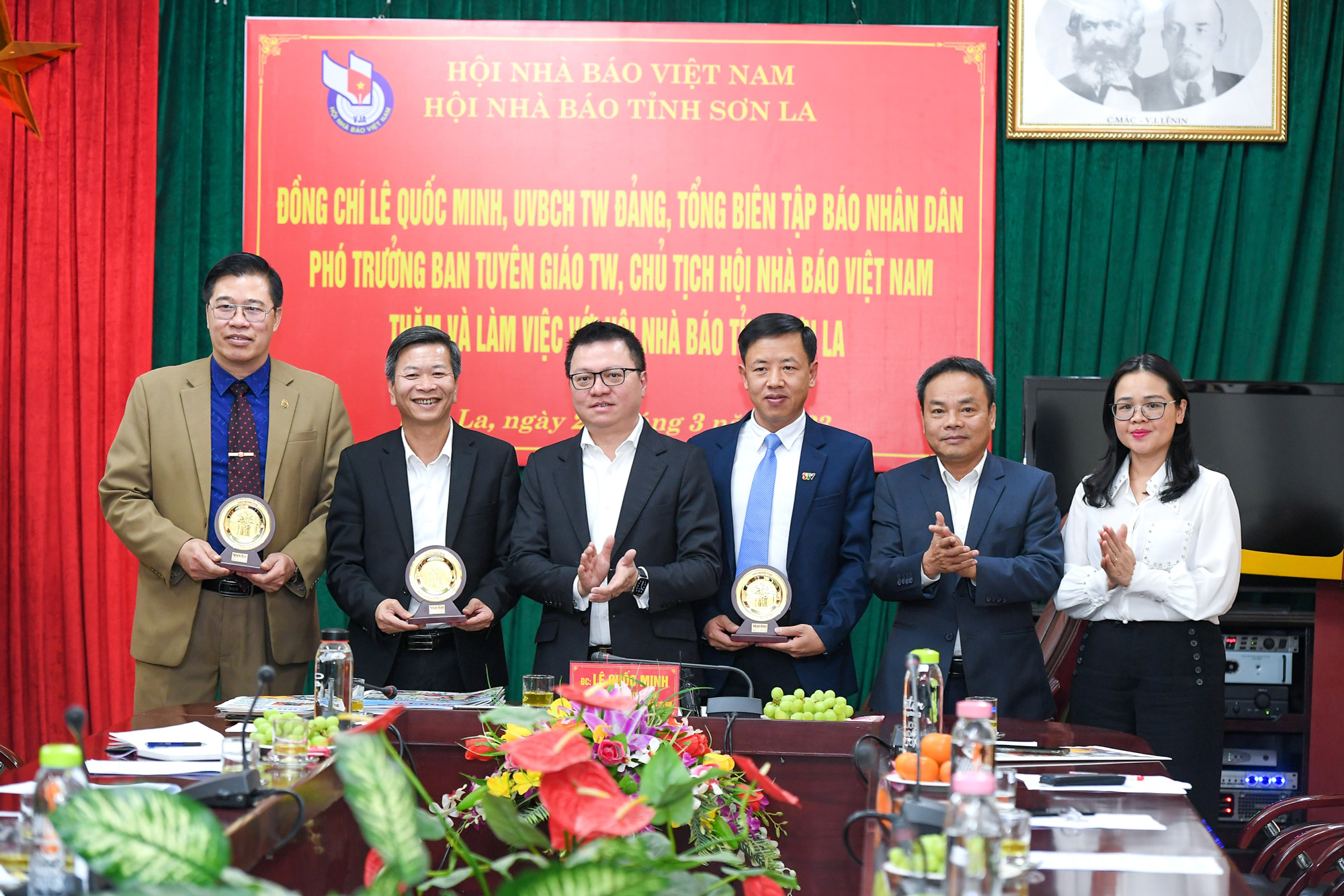 Lãnh đạo Báo Nhân Dân tặng quà Hội Nhà báo tỉnh Sơn La và các cơ quan báo chí.