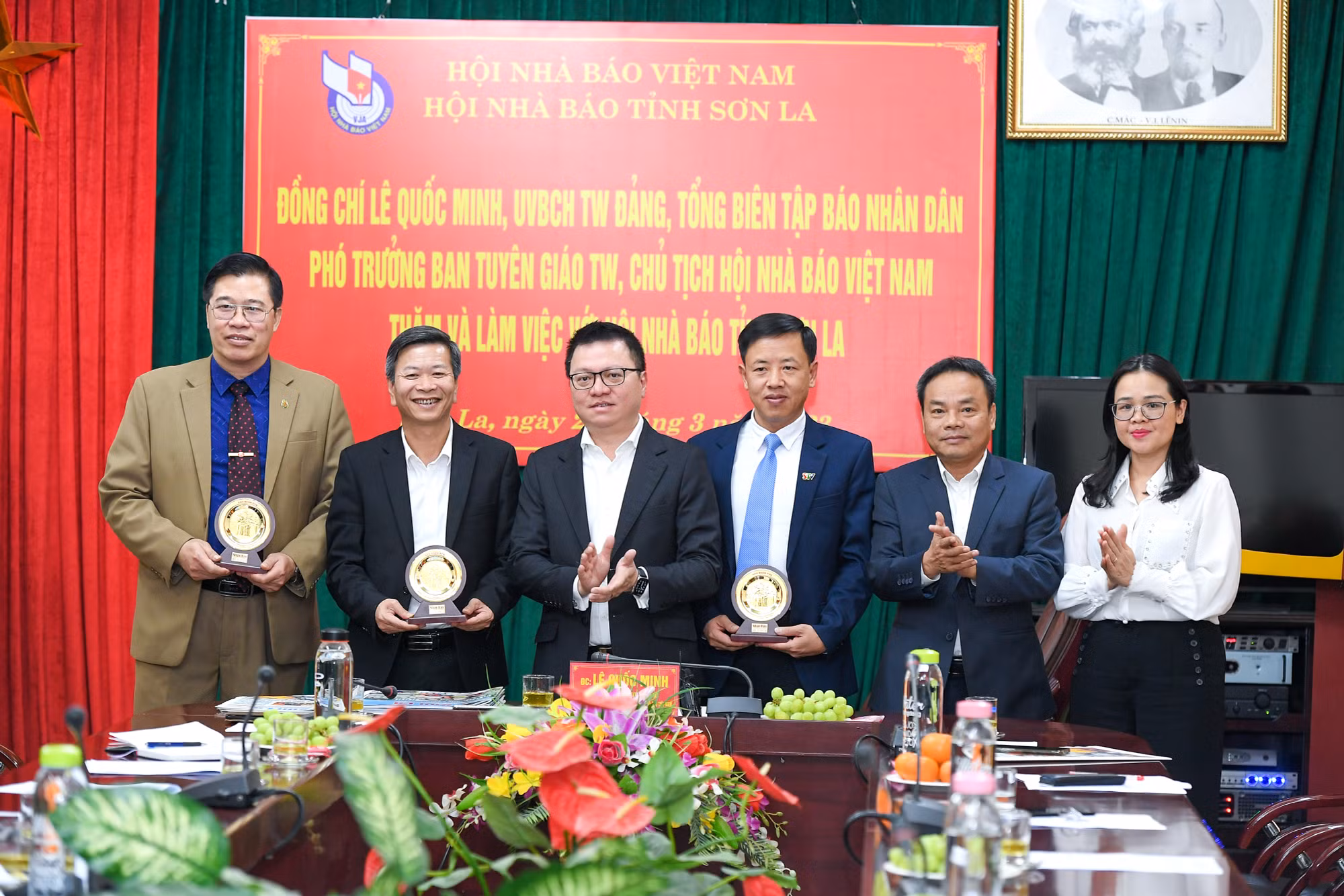 Lãnh đạo Báo Nhân Dân tặng quà Hội Nhà báo tỉnh Sơn La và các cơ quan báo chí.