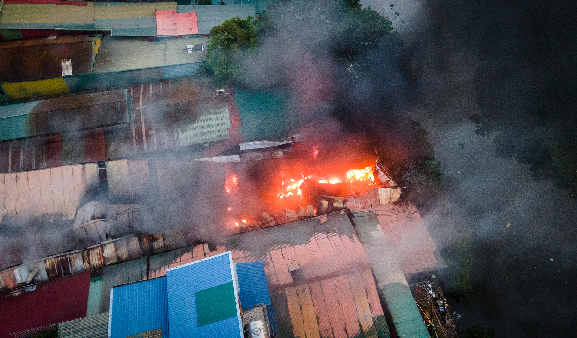 Đám cháy lớn lan sang 2 nhà bên cạnh. Đám cháy lớn lan sang 2 nhà bên cạnh.