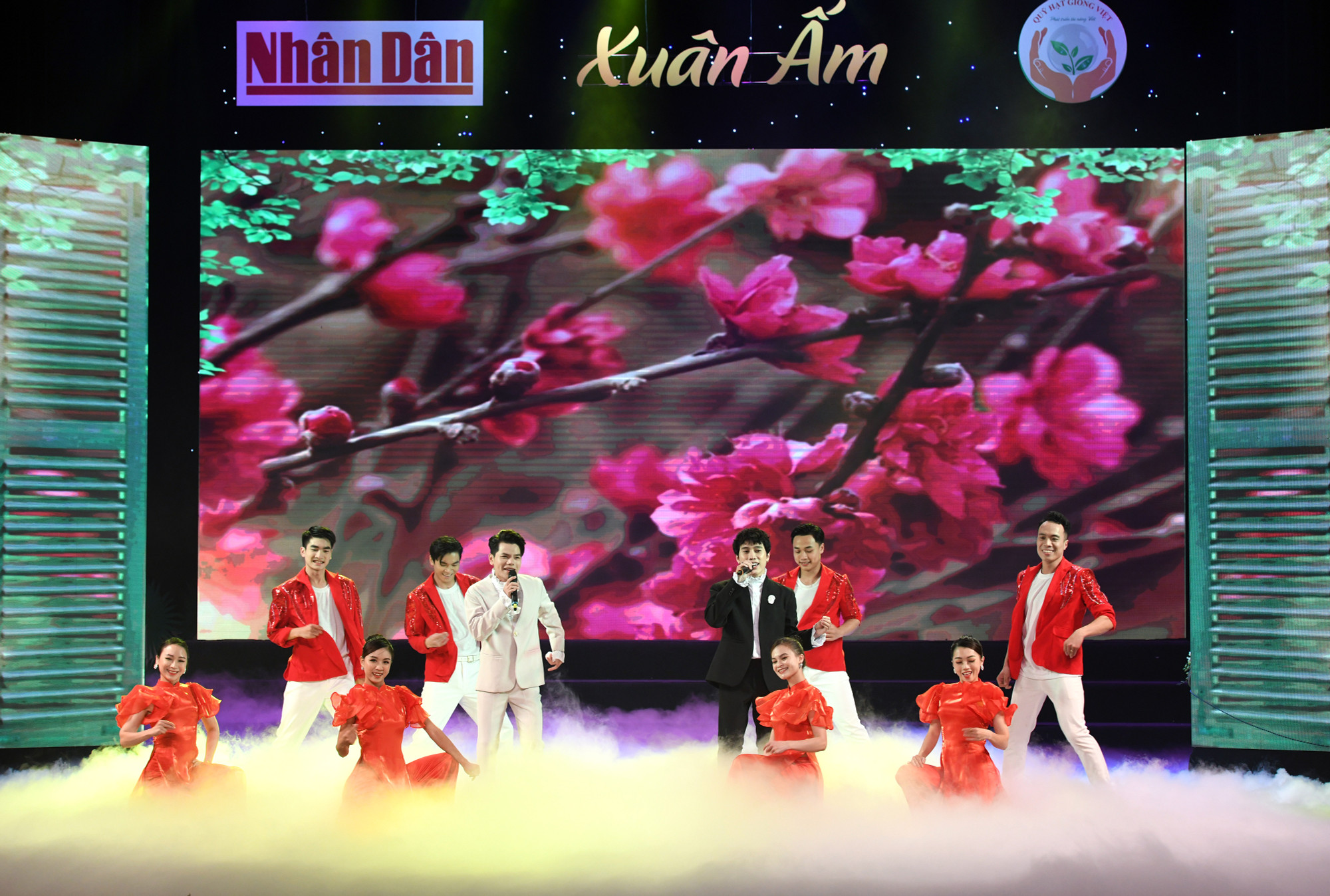 Trong những năm qua, với sự chung tay góp sức của cả cộng đồng, các tổ chức, các nhà hảo tâm, Quỹ Hạt giống Việt đã trao tặng hàng nghìn suất học bổng và hàng chục ngôi nhà cho nhiều đối tượng thụ hưởng.