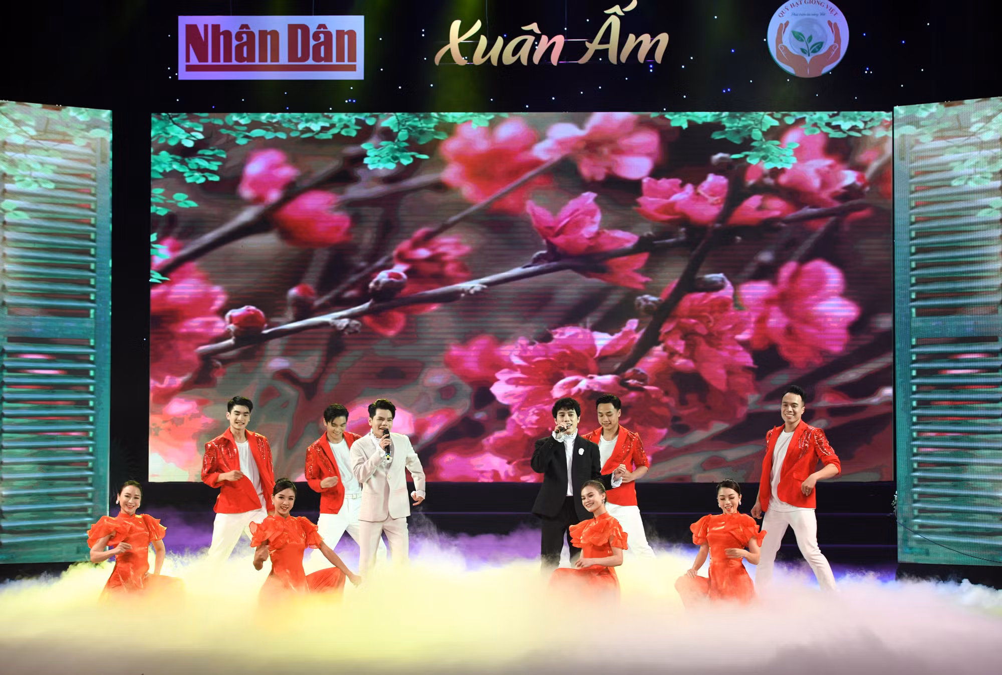 Trong những năm qua, với sự chung tay góp sức của cả cộng đồng, các tổ chức, các nhà hảo tâm, Quỹ Hạt giống Việt đã trao tặng hàng nghìn suất học bổng và hàng chục ngôi nhà cho nhiều đối tượng thụ hưởng.