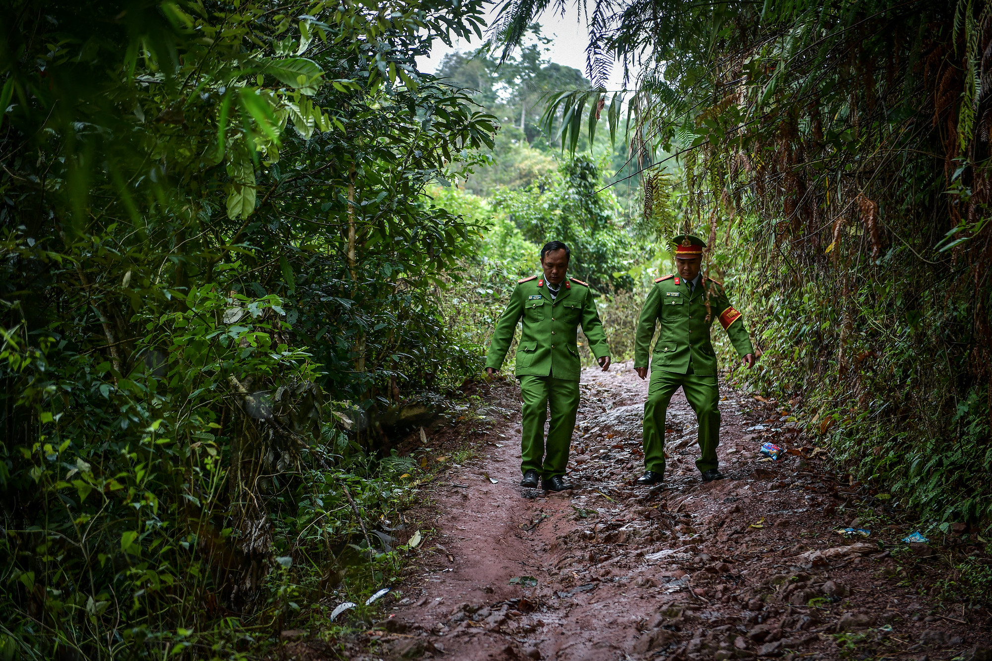 Trung tá Lý Xú Tư cùng đi tuần tra tại bản Tả Kố Khừ, xã Sín Thầu.