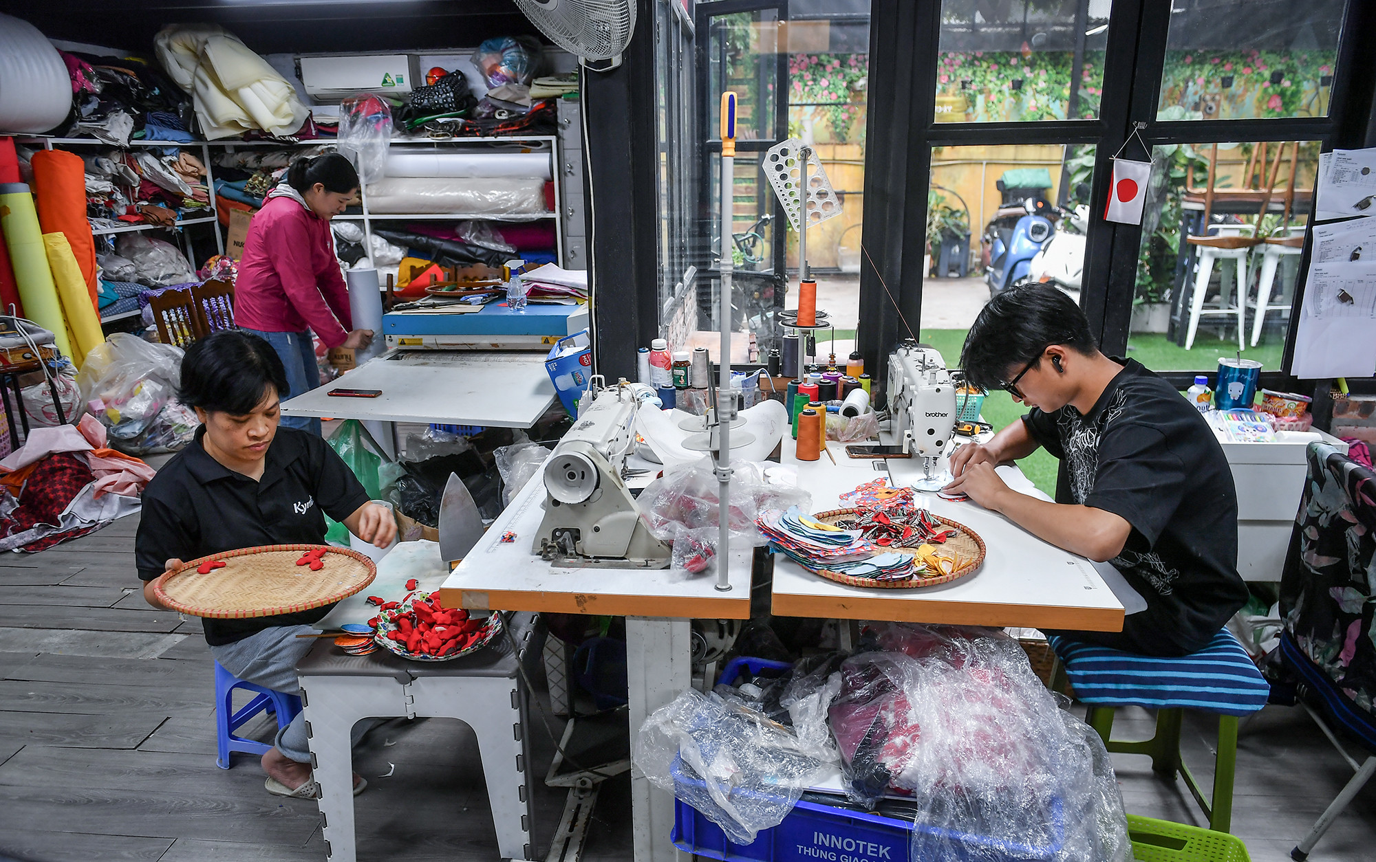 "Thợ may" chính là những người khiếm thính. Họ dồn tất cả tâm huyết của mình vào từng đường nét của sản phẩm.