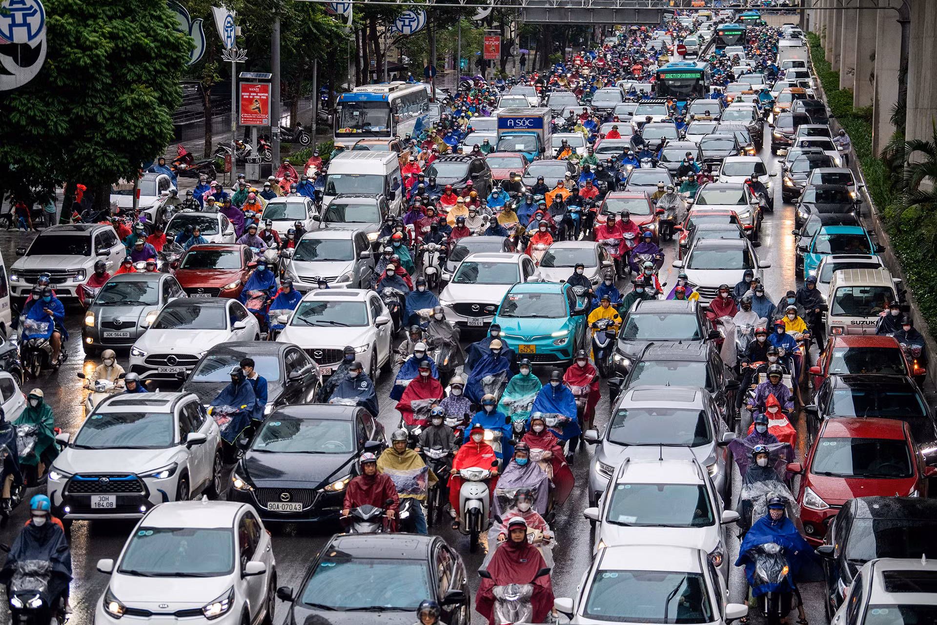 [Ảnh] Hà Nội: Nhiều tuyến phố ùn tắc trong ngày mưa rét đầu tuần