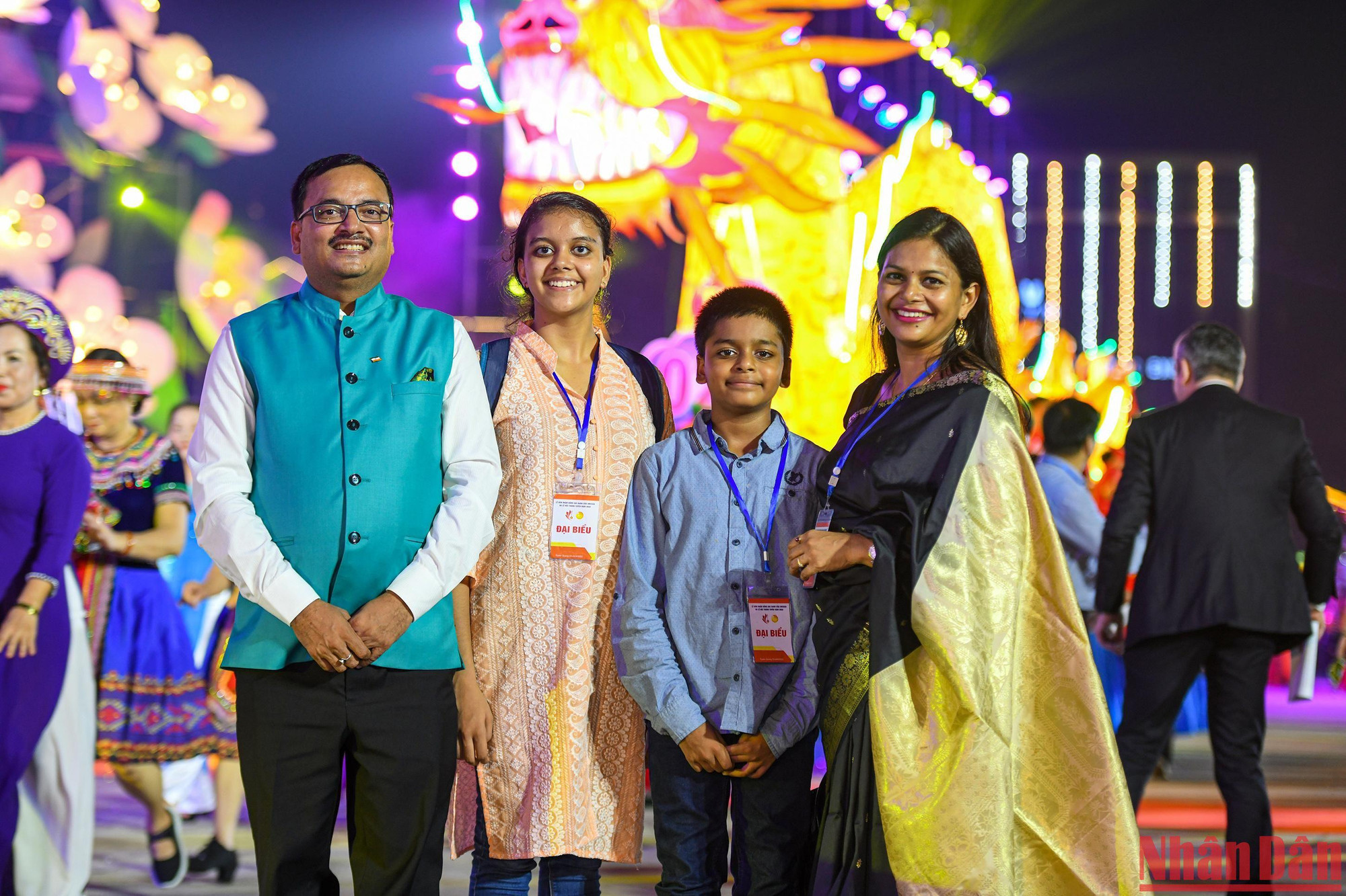 Các đại biểu là khách du lịch nước ngoài rất ấn tượng và thích thú với Đêm hội Thành Tuyên.