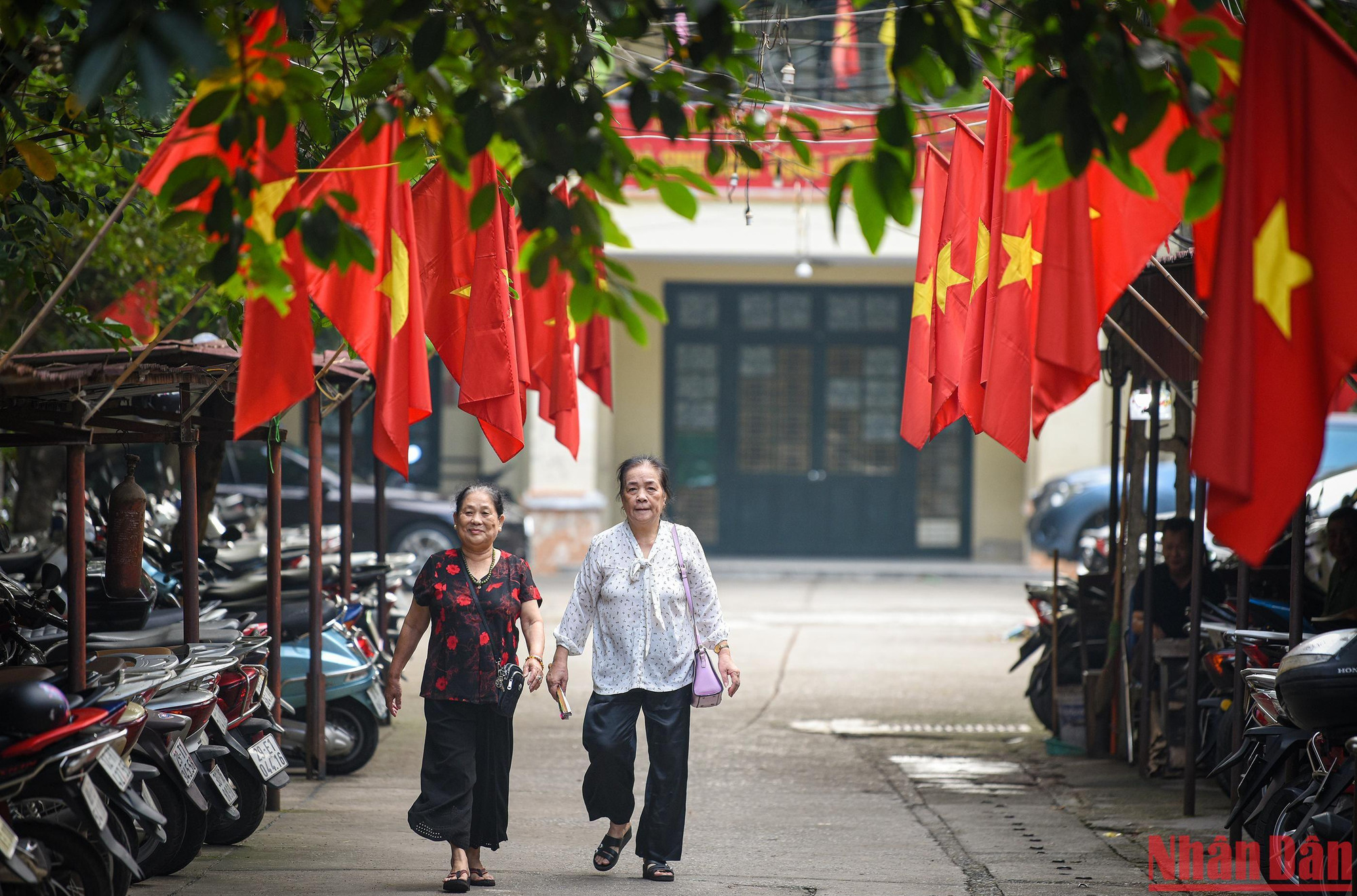 Các cụ già thì hẹn nhau đi chợ, tản bộ sớm.