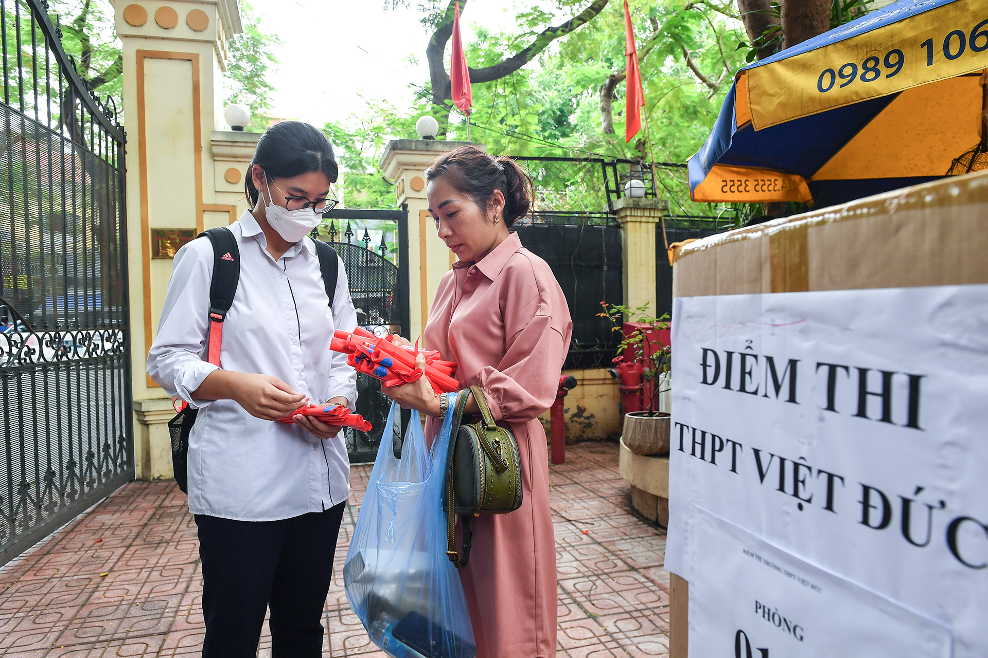 [Ảnh] Hơn 100 nghìn thí sinh Hà Nội làm thủ tục thi tốt nghiệp THPT ảnh 4