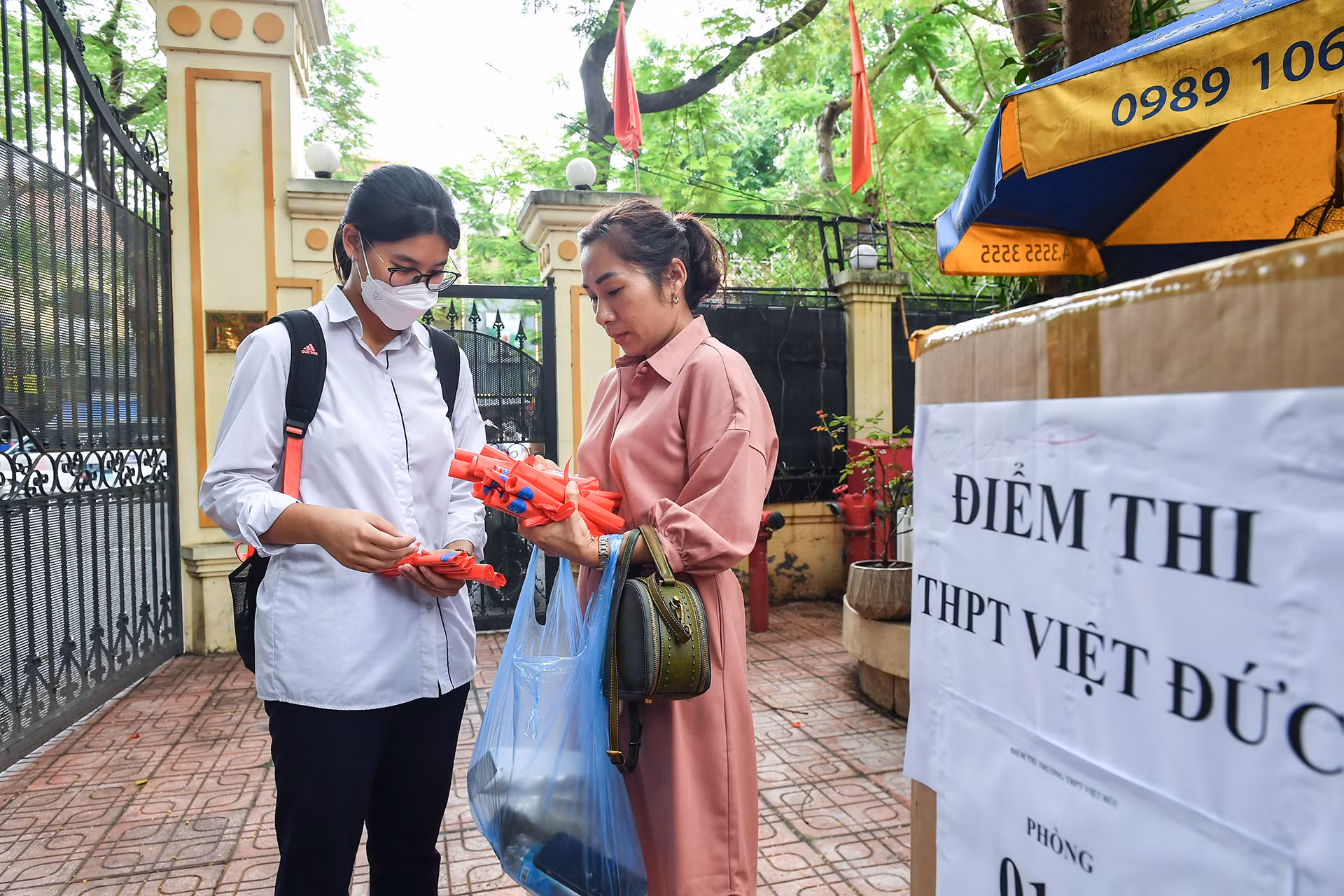 [Ảnh] Hơn 100 nghìn thí sinh Hà Nội làm thủ tục thi tốt nghiệp THPT ảnh 4
