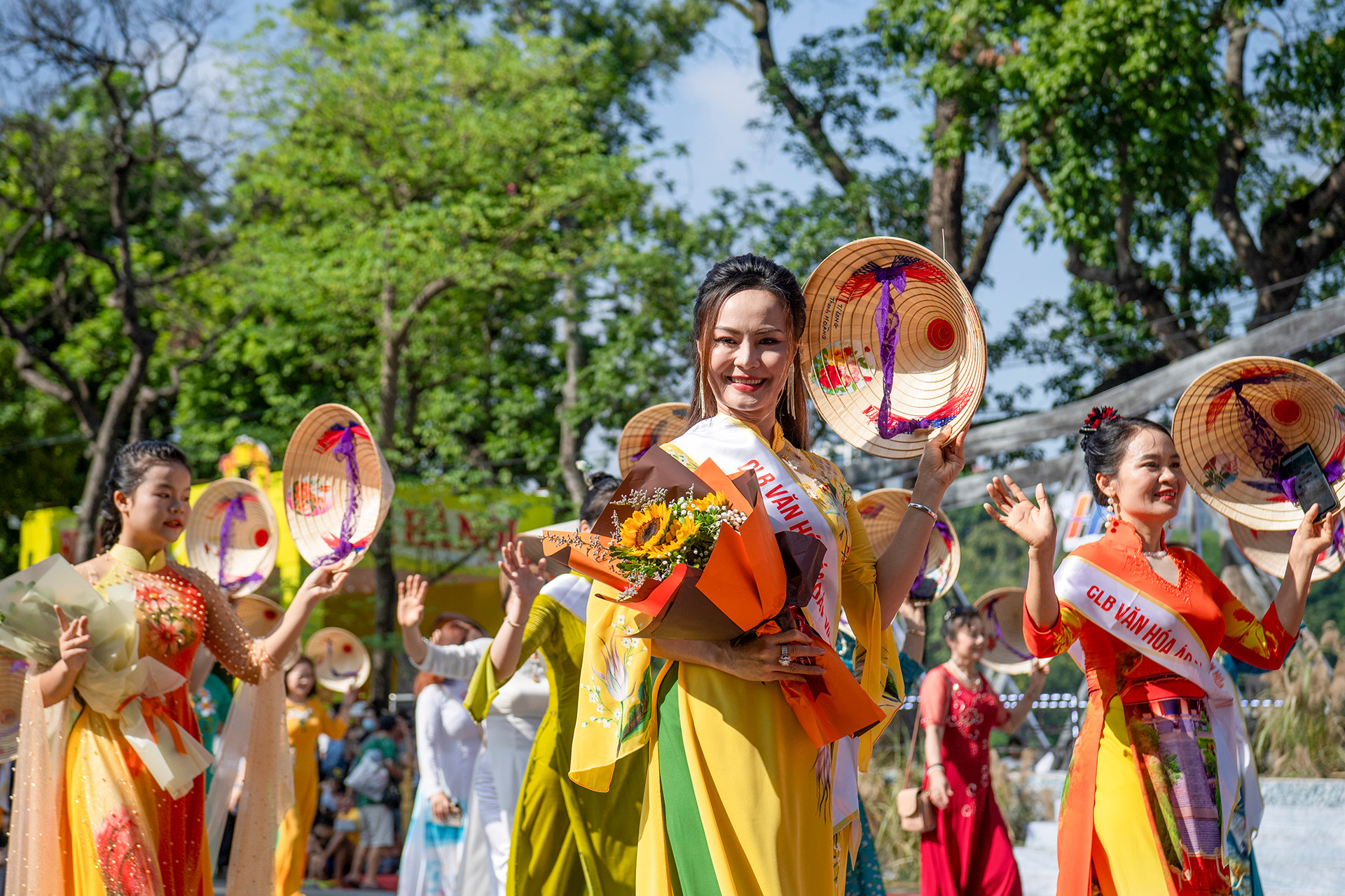 Đoàn diễu hành của Câu lạc bộ Văn hóa Áo dài Việt Nam.