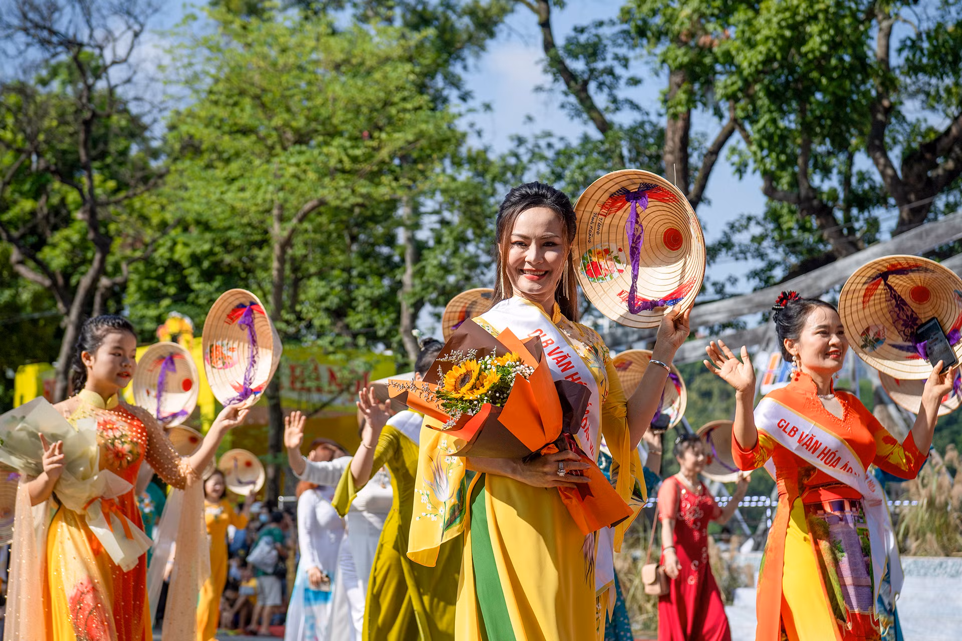 Đoàn diễu hành của Câu lạc bộ Văn hóa Áo dài Việt Nam.