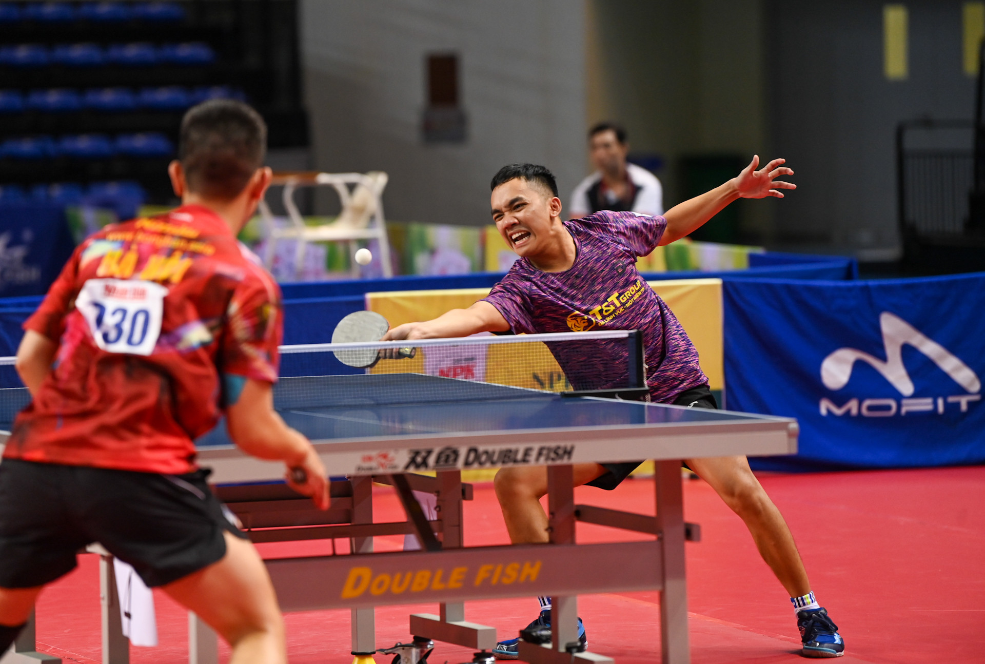 Thi đấu áp đảo trong trận đấu thứ hai, Đinh Anh Hoàng (CLB Hà Nội T&T) giành thắng lợi, cân bằng điểm số giữa hai đội.