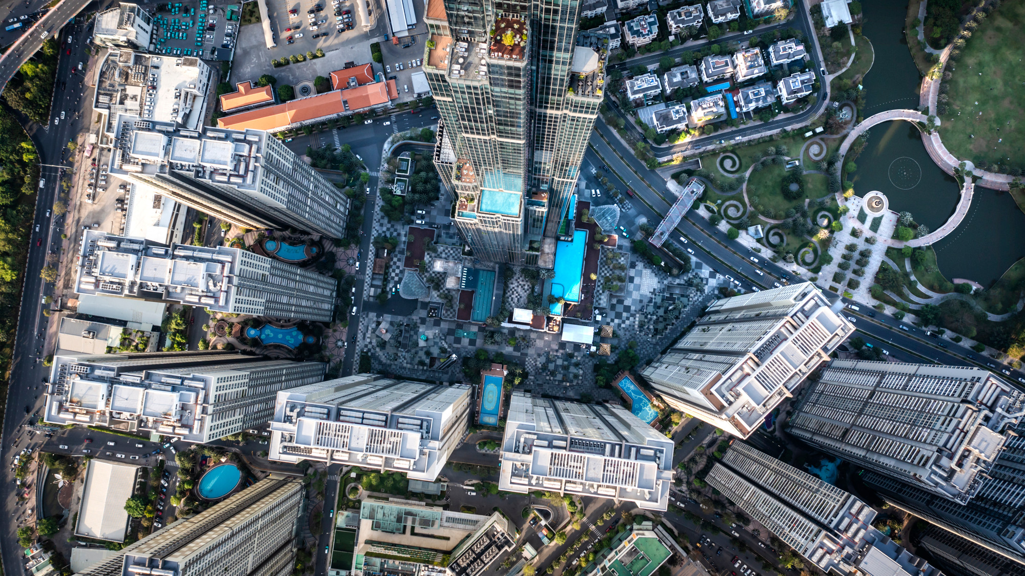 Sau nhiều năm xây dựng và phát triển, giờ đây, Thành phố Hồ Chí Minh đã có hàng trăm tòa cao ốc, tòa nhà "chọc trời".