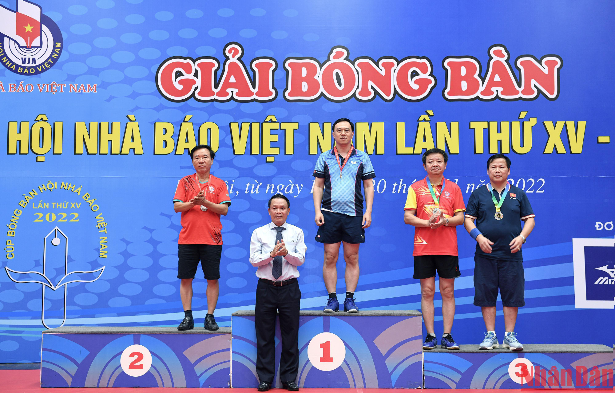 Phó Chủ tịch Thường trực Hội Nhà báo Việt Nam Nguyễn Đức Lợi trao giải Đơn nam lãnh đạo cho các vận động viên. Vận động viên Ngô Việt Anh của Báo Nhân Dân đã giành Huy chương Vàng.