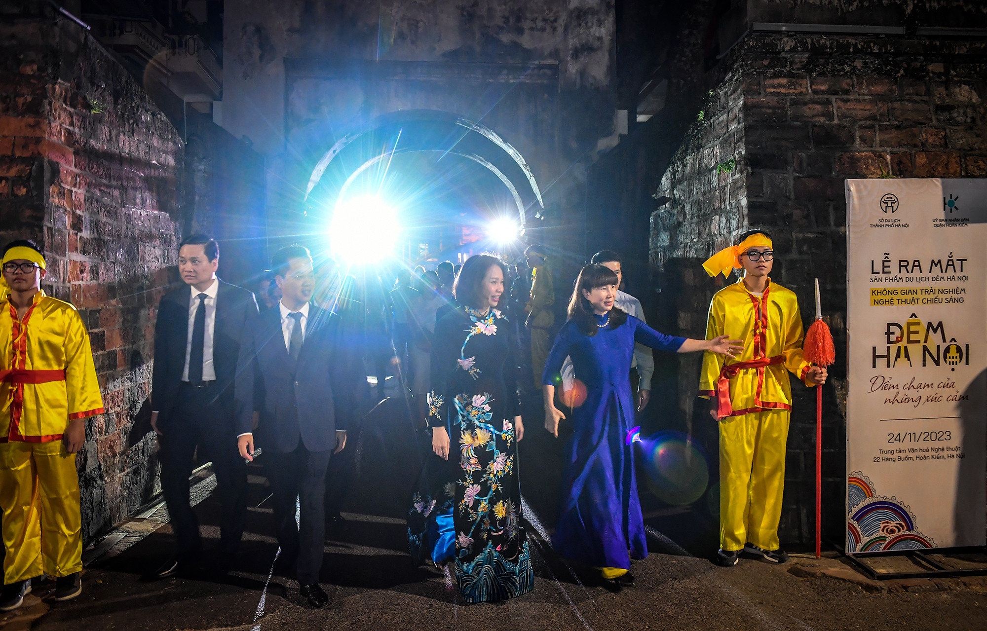 Phó Chủ tịch UBND thành phố Hà Nội Vũ Thu Hà cùng các đại biểu dạo qua các con phố cổ để đến Trung tâm Văn hóa Nghệ thuật số 22, phố Hàng Buồm, nơi tổ chức lễ ra mắt sản phẩm du lịch đêm Hà Nội.