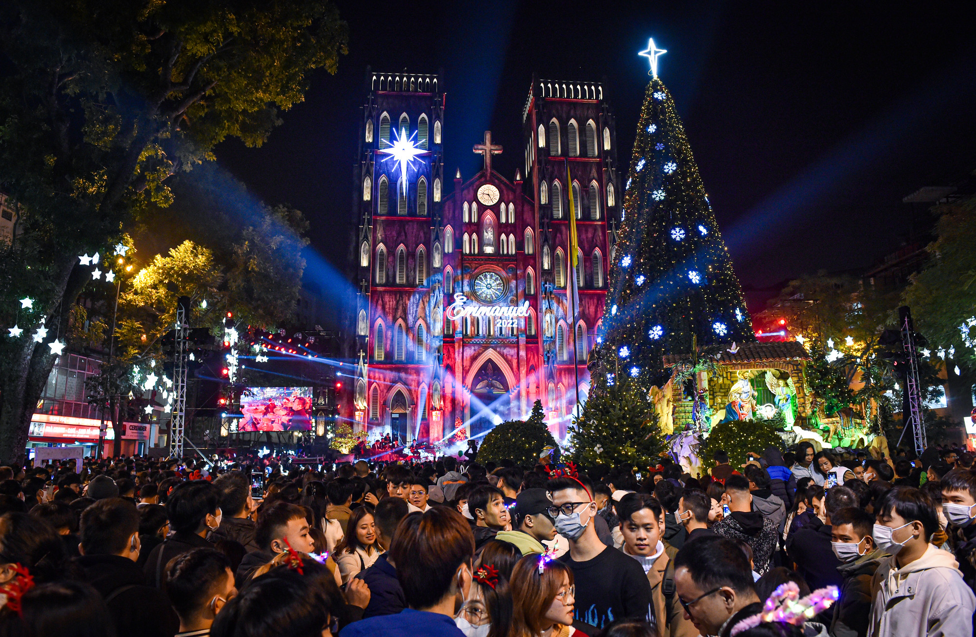 Nhà thờ Lớn lung linh, rực rỡ sắc màu trong đêm Giáng sinh. (Ảnh: THÀNH ĐẠT)