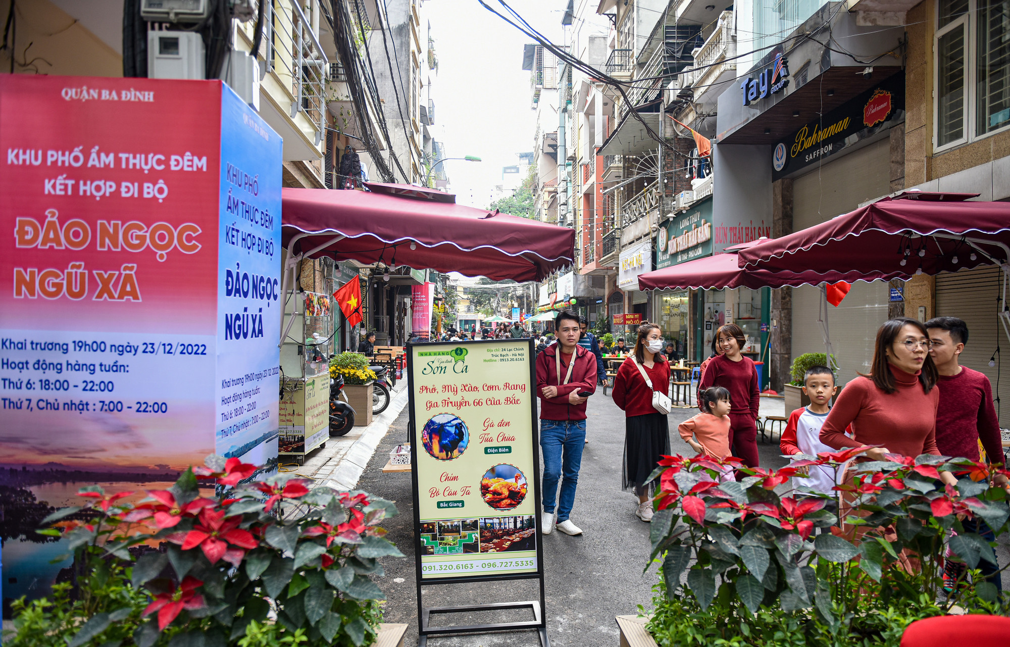 Phố ẩm thực kết hợp kết hợp đi bộ "Đảo ngọc Ngũ Xã" đã đi vào hoạt động. (Ảnh: THÀNH ĐẠT)