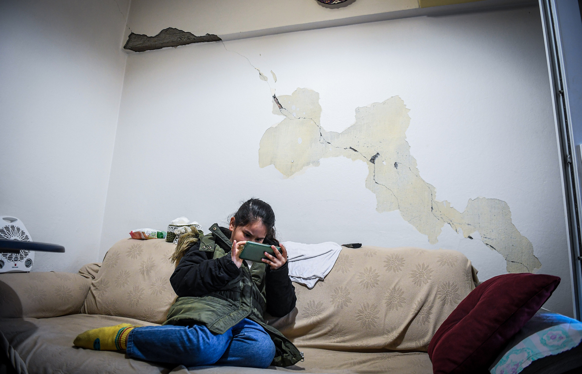 Những vết nứt xé dọc tường...