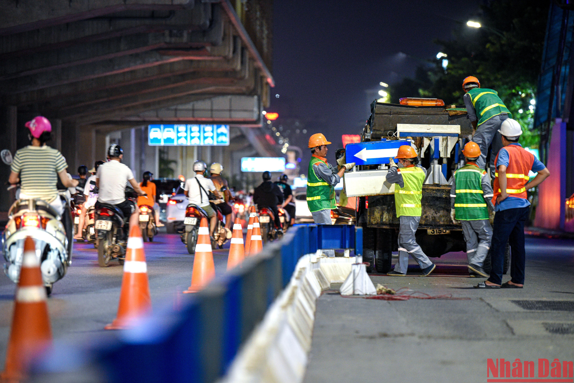 Các công nhân xuyên đêm gấp rút dựng dải phân cách cứng phân làn đường Nguyễn Trãi.
