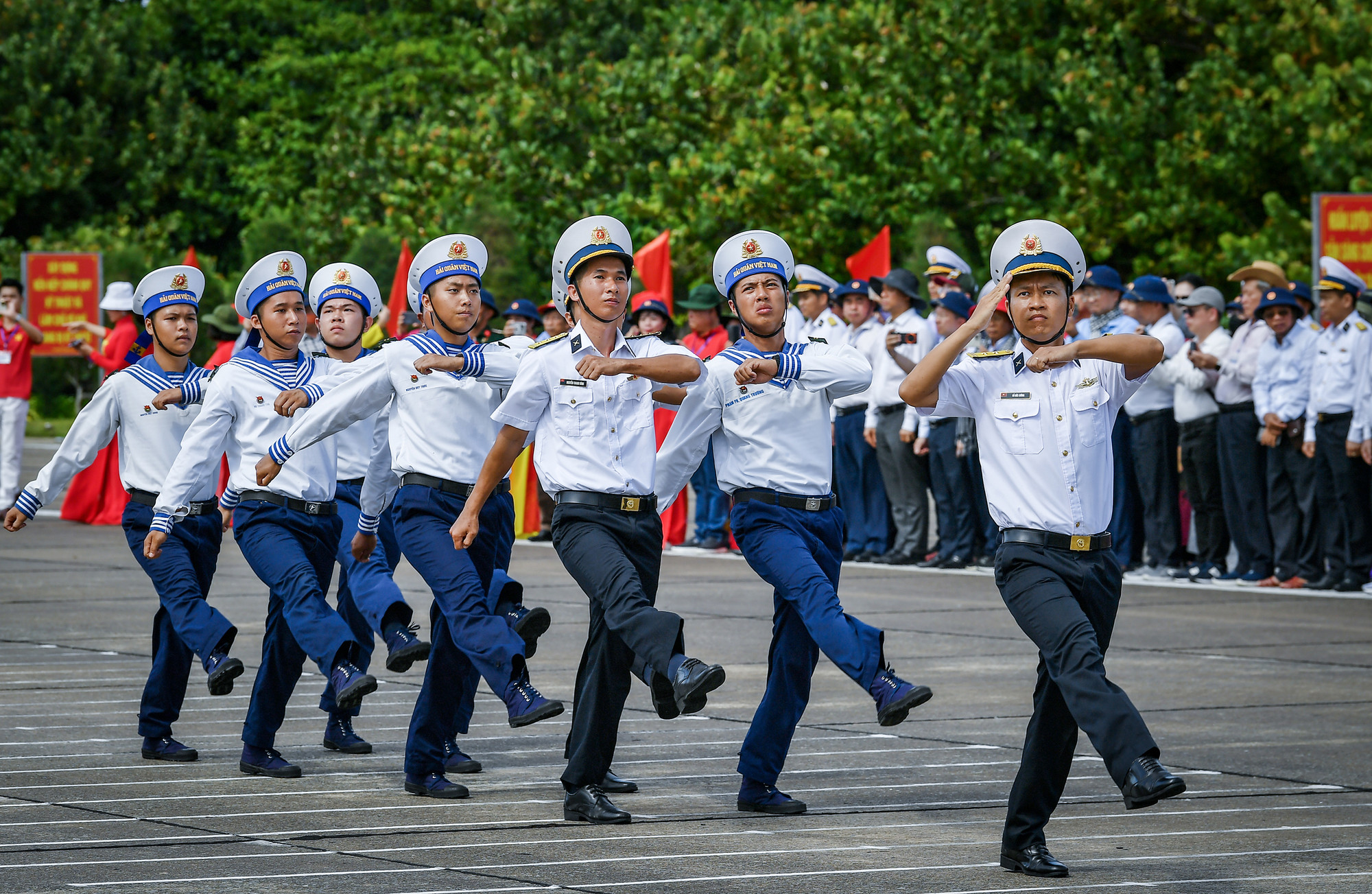 [Ảnh] Xúc động, tự hào buổi lễ chào cờ và duyệt đội ngũ trên đảo Trường Sa ảnh 7