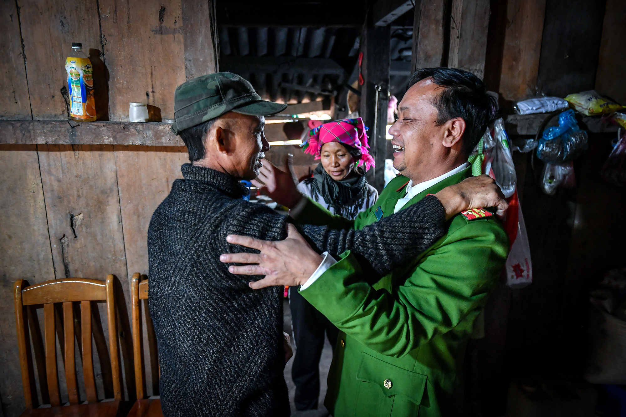 Trung tá Lý Xú Tư, trưởng công an xã Sín Thầu khi xuống bản.