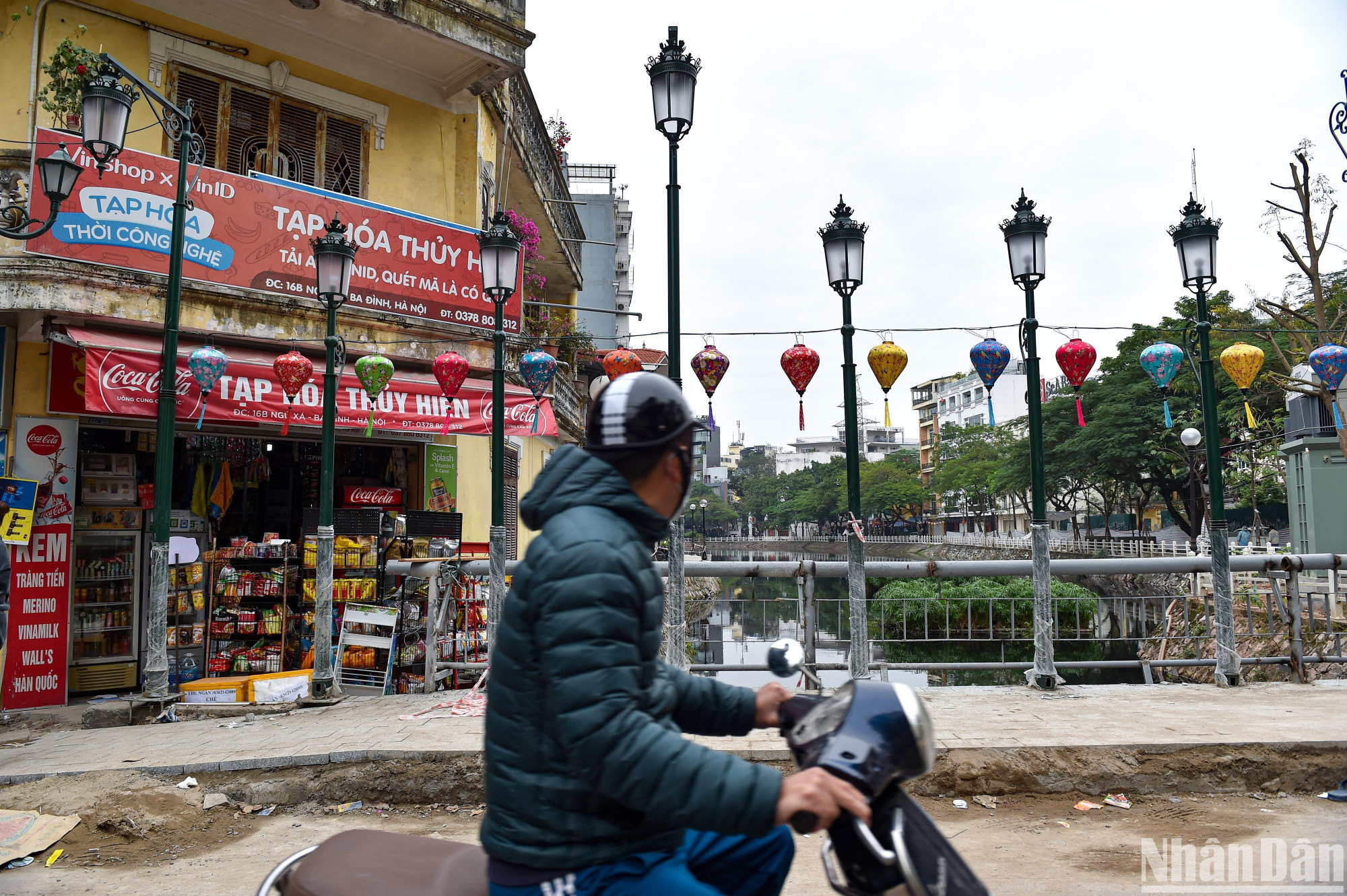 Một góc phố khu vực hồ Trúc Bạch đang được hoàn thiện công tác chỉnh trang hạ tầng. Một góc phố khu vực hồ Trúc Bạch đang được hoàn thiện công tác chỉnh trang hạ tầng.