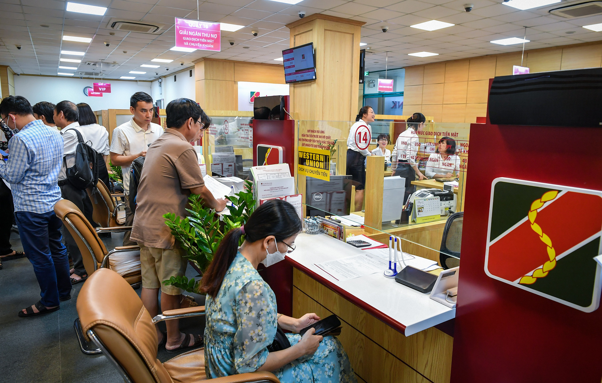 Bên trong phòng giao dịch Ngân hàng Agribank số 2 Láng Hạ đông không kém.