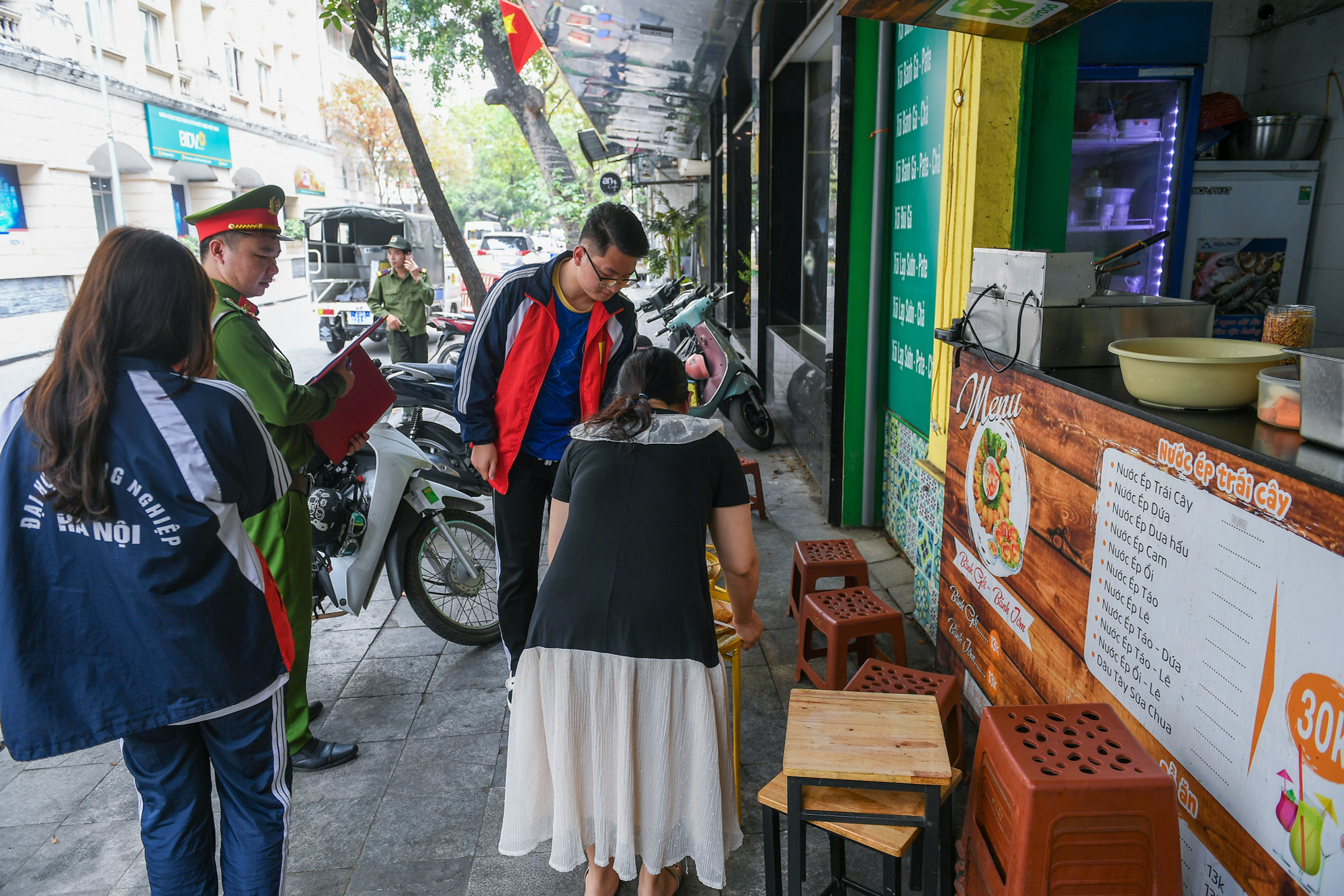 [Ảnh] Hà Nội kiểm tra, xử lý tình trạng lấn chiếm vỉa hè, lòng đường ảnh 4