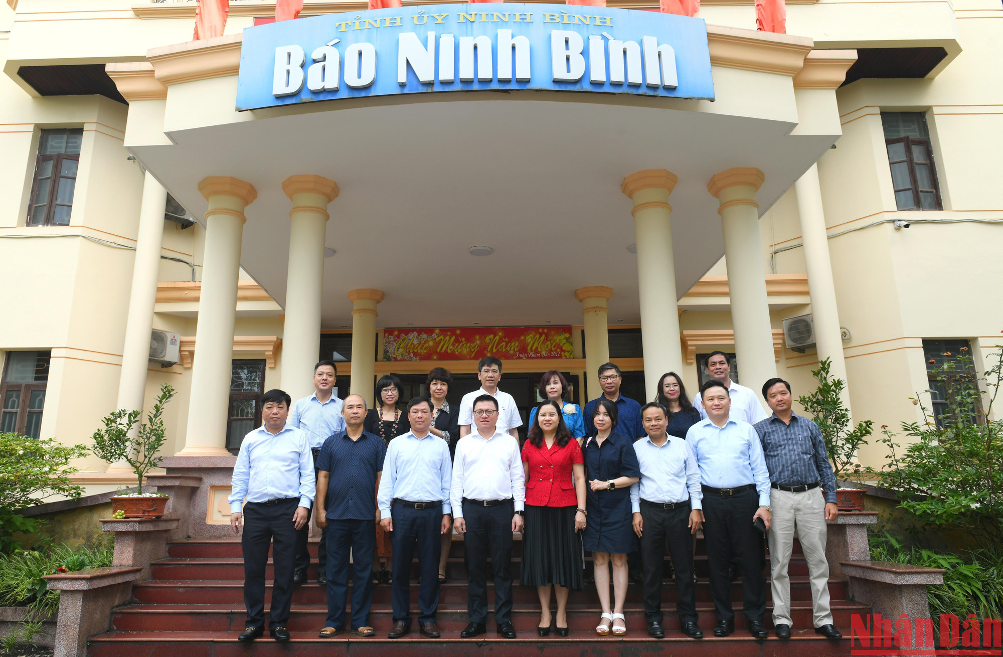 Đoàn đại biểu Báo Nhân Dân chụp ảnh lưu niệm cùng Hội Nhà báo tỉnh và các cơ quan báo chí của tỉnh.