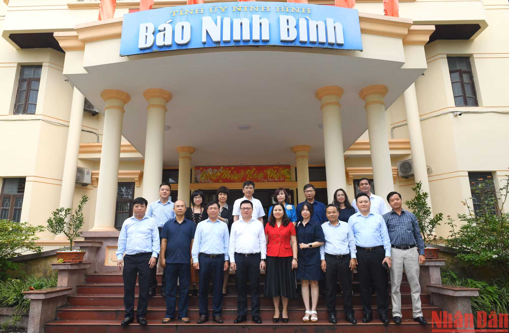 Đoàn đại biểu Báo Nhân Dân chụp ảnh lưu niệm cùng Hội Nhà báo tỉnh và các cơ quan báo chí của tỉnh.