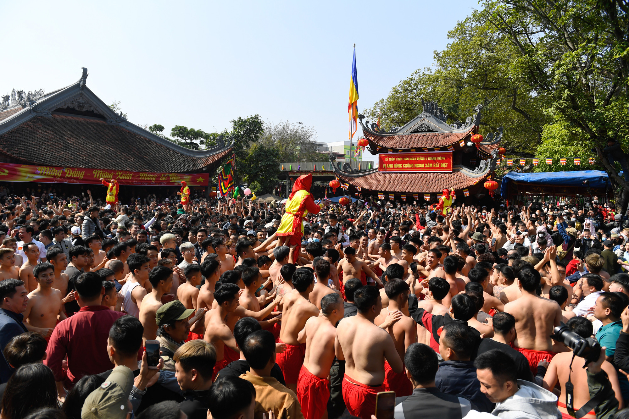 Hằng năm, làng sẽ chọn 4 người đến tuổi 50 ở mỗi giáp làm 4 vị tướng xuất quân đánh giặc (quan đám đỏ).