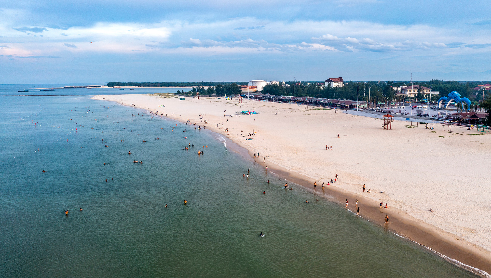 Biển Cửa Việt được che chắn bởi 2 vách núi khá cao nên khá khuất gió, biển cũng êm ả hơn. Do đó bãi biển có độ an toàn cao cho tất cả mọi người kể cả với trẻ nhỏ và phụ nữ.