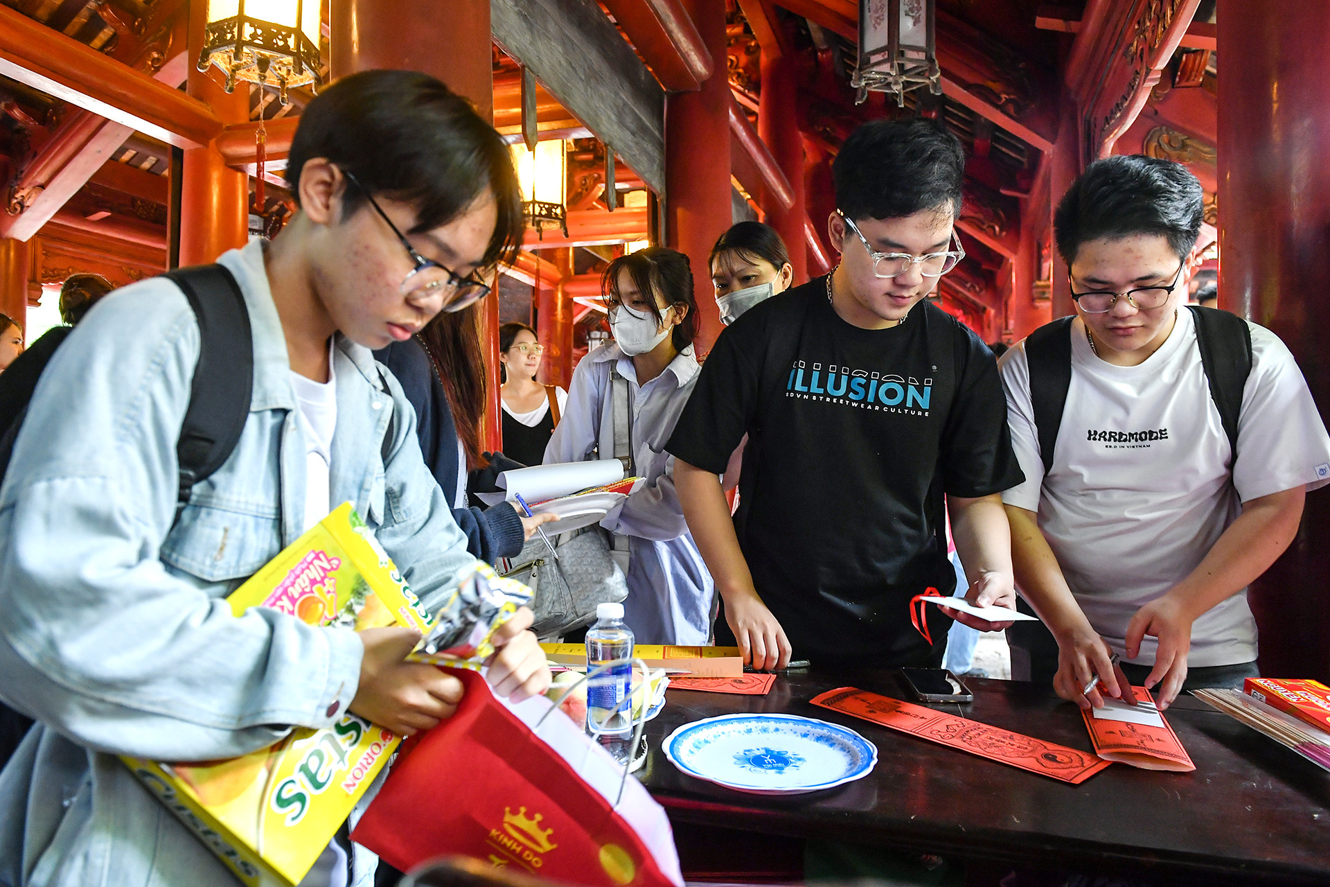 [Ảnh] Sĩ tử đến Văn Miếu cầu may trước kỳ thi tốt nghiệp THPT ảnh 6