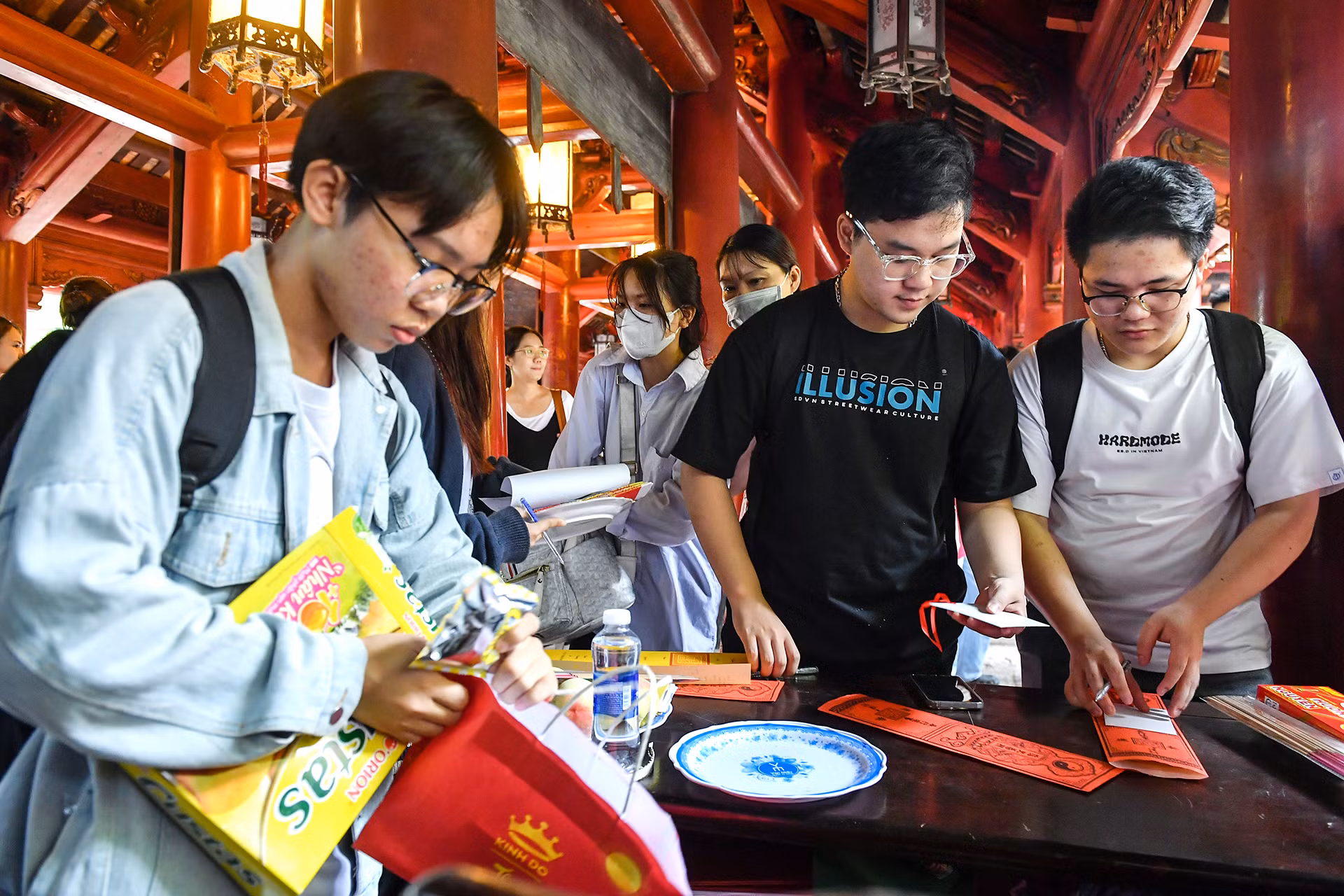 [Ảnh] Sĩ tử đến Văn Miếu cầu may trước kỳ thi tốt nghiệp THPT ảnh 6