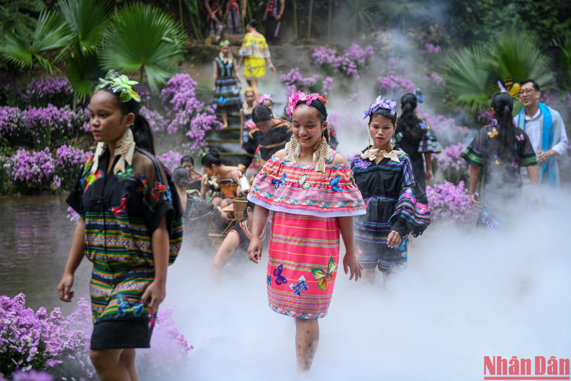 Chương trình biểu diễn áo dài và thời trang thổ cẩm Tây Nguyên đã thu hút hàng trăm lượt du khách đến xem, với sự tham gia trình diễn của 80% diễn viên là học sinh dân tộc thiểu số tại tỉnh Kon Tum.