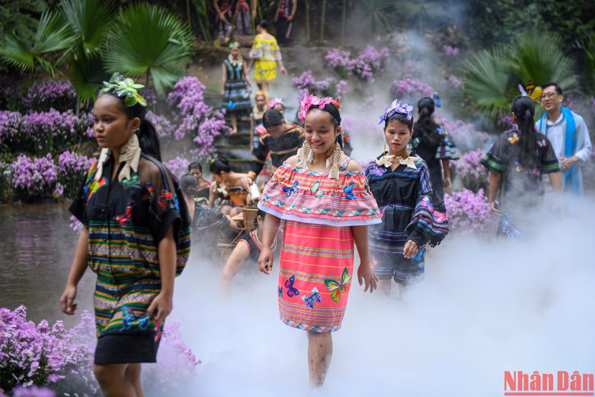 Chương trình biểu diễn áo dài và thời trang thổ cẩm Tây Nguyên đã thu hút hàng trăm lượt du khách đến xem, với sự tham gia trình diễn của 80% diễn viên là học sinh dân tộc thiểu số tại tỉnh Kon Tum.