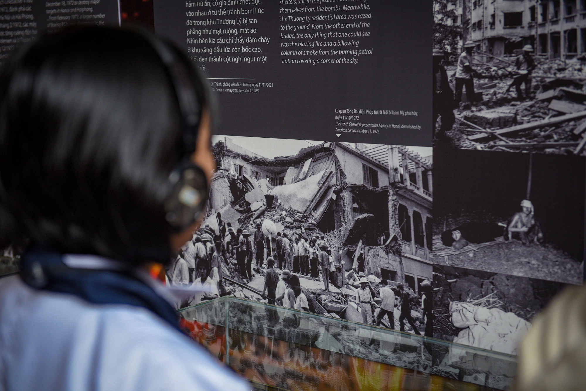 Các em học sinh được tìm hiểu về trận đánh khốc liệt và những mất mát, hy sinh mà mỗi chiến sĩ, người dân đã trải qua trong 12 ngày đêm khói lửa cuối năm 1972.