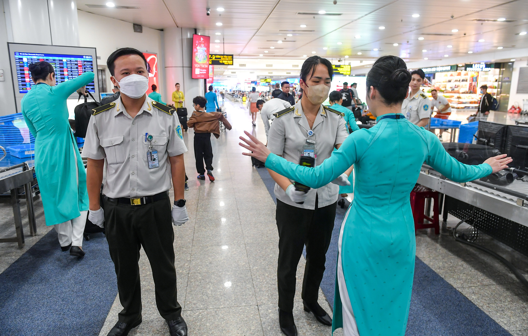 Cảng Hàng không Quốc tế Nội Bài thực hiện tăng cường an ninh cấp độ 1 từ ngày 6-16/2 theo chỉ đạo của Cục Hàng không Việt Nam; bố trí tăng cường nhân lực tại các vị trí theo quy định, tăng cường tần suất kiểm tra trực quan ngẫu nhiên đối với hành khách, hành lý xách tay đã qua cổng từ mà không có dấu hiệu nghi vấn.