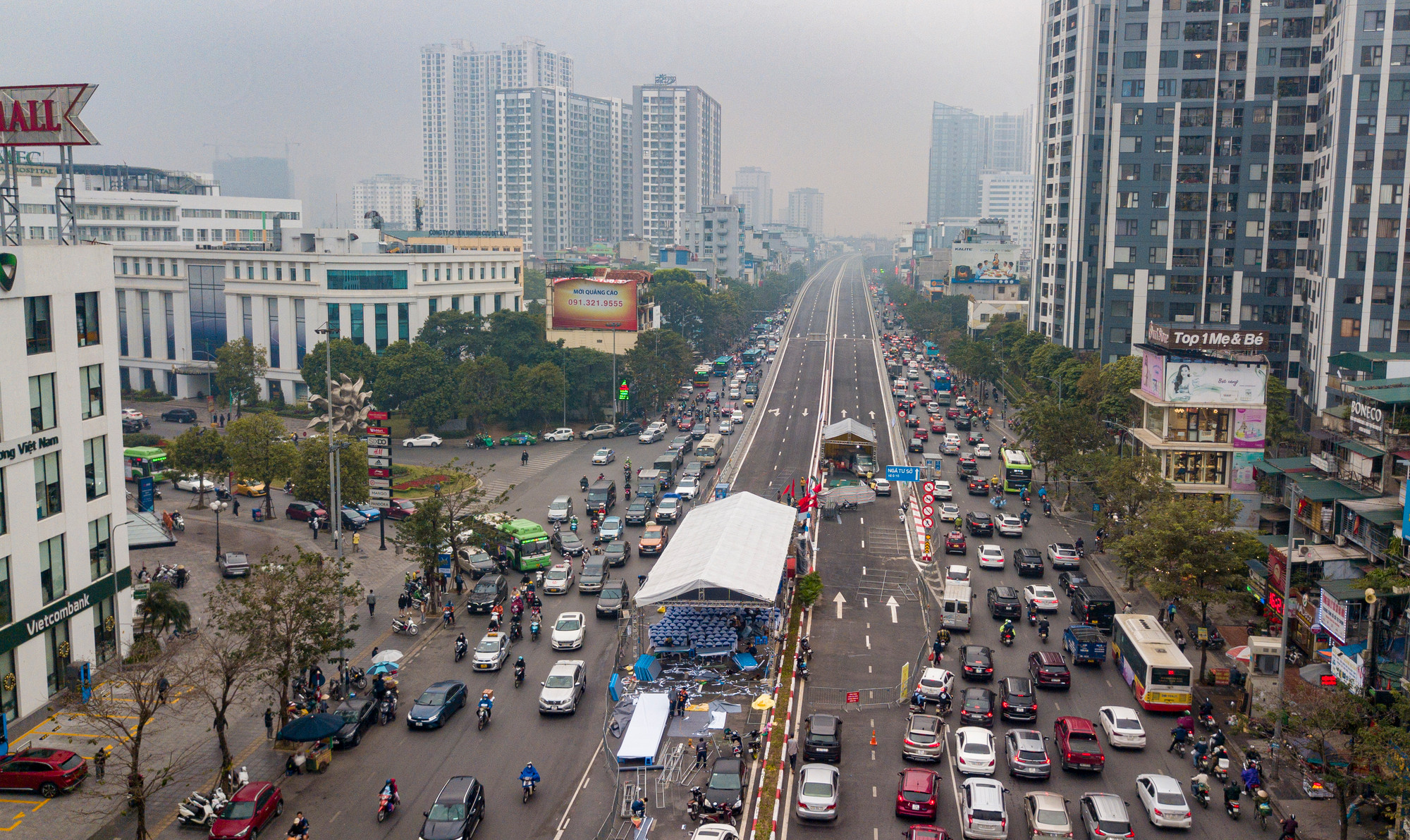 Dự án đường Vành đai 2 trên cao đoạn Vĩnh Tuy-Ngã Tư Sở, bao gồm cả tuyến đường bộ trên cao và phần mở rộng dưới thấp, có tổng vốn đầu tư hơn 9.400 tỷ đồng. Trong đó, đoạn tuyến Vành đai 2 trên cao có chiều dài hơn 5km, điểm đầu tiếp giáp phía nam cầu Vĩnh Tuy, điểm cuối tiếp giáp với nút giao Ngã Tư Sở. Phần dưới thấp dài trên 3km, điểm đầu kết nối với cầu Vĩnh Tuy, điểm cuối tại nút giao Ngã Tư Vọng. Dự án đường Vành đai 2 trên cao đoạn Vĩnh Tuy-Ngã Tư Sở, bao gồm cả tuyến đường bộ trên cao và phần mở rộng dưới thấp, có tổng vốn đầu tư hơn 9.400 tỷ đồng. Trong đó, đoạn tuyến Vành đai 2 trên cao có chiều dài hơn 5km, điểm đầu tiếp giáp phía nam cầu Vĩnh Tuy, điểm cuối tiếp giáp với nút giao Ngã Tư Sở. Phần dưới thấp dài trên 3km, điểm đầu kết nối với cầu Vĩnh Tuy, điểm cuối tại nút giao Ngã Tư Vọng.