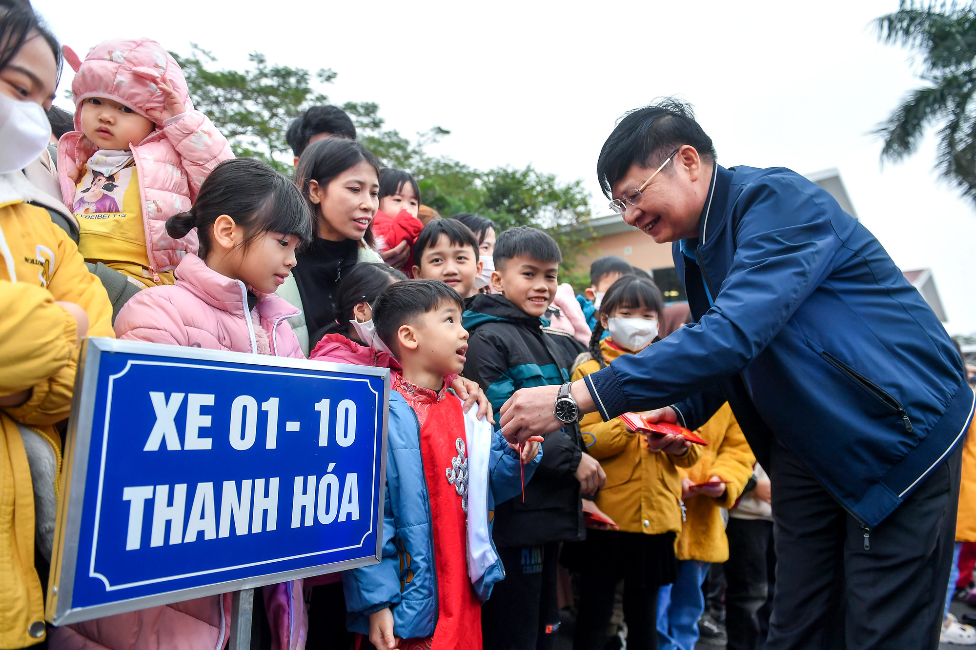 [Ảnh] 1.200 công nhân Hà Nội dậy từ 4 giờ đón chuyến xe miễn phí về quê đón Tết ảnh 7