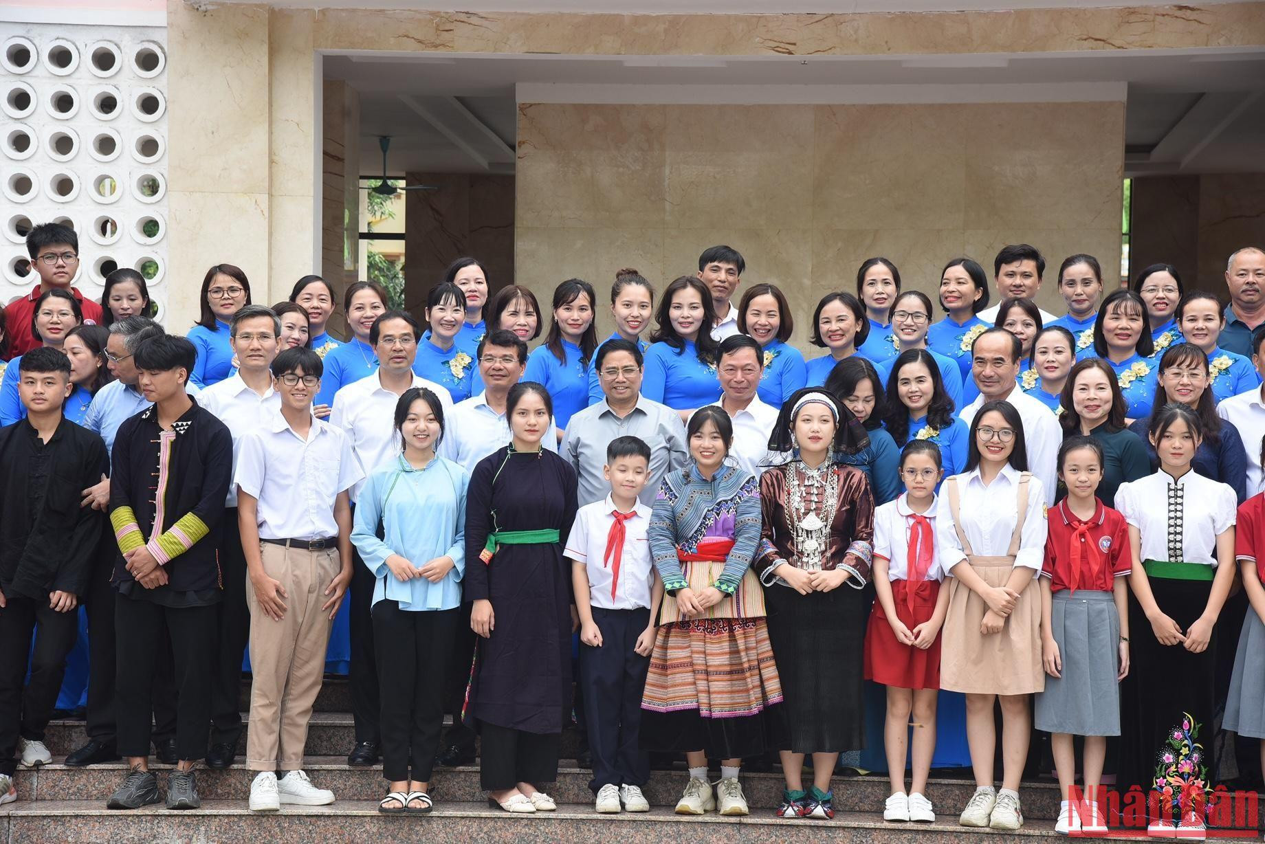 Thủ tướng và các thầy cô giáo cùng các em học sinh trong buổi gặp mặt tại Trường THCS Lê Quý Đôn, thành phố Lào Cai.