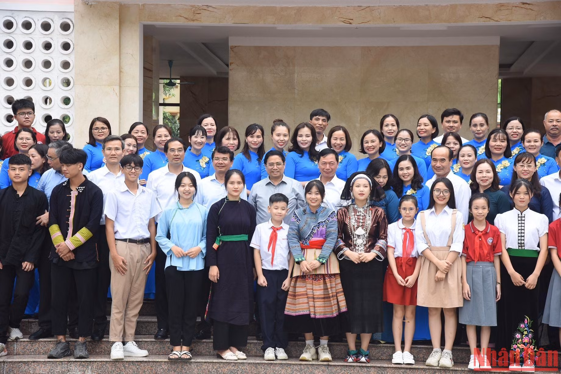 Thủ tướng và các thầy cô giáo cùng các em học sinh trong buổi gặp mặt tại Trường THCS Lê Quý Đôn, thành phố Lào Cai.