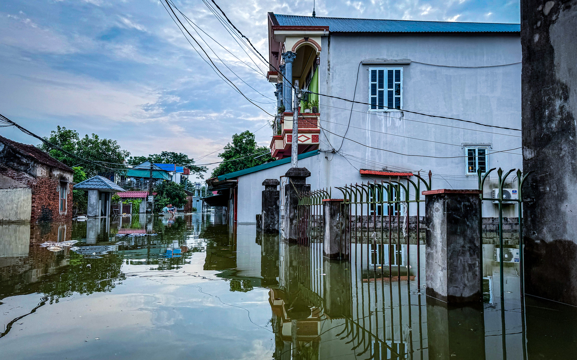Ông Phùng Xuân Lực, trưởng thôn Nhân Lý cho biết, toàn xã có khoảng 300/320 hộ dân bị ngập nước. Để bảo đảm an toàn, nhiều người đã sơ tán đến các điểm cao hơn để ở tạm. Ông Phùng Xuân Lực, trưởng thôn Nhân Lý cho biết, toàn xã có khoảng 300/320 hộ dân bị ngập nước. Để bảo đảm an toàn, nhiều người đã sơ tán đến các điểm cao hơn để ở tạm.