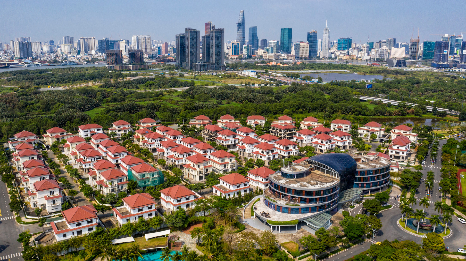 Khu đô thị mới Thủ Thiêm (bờ Đông sông Sài Gòn, đối diện quận 1) được quy hoạch là một trung tâm mới, hiện đại và mở rộng của Thành phố Hồ Chí Minh (nay thuộc thành phố Thủ Đức mới), một khu đô thị mới bền vững kết hợp chặt chẽ với các điều kiện cảnh quan tự nhiên.