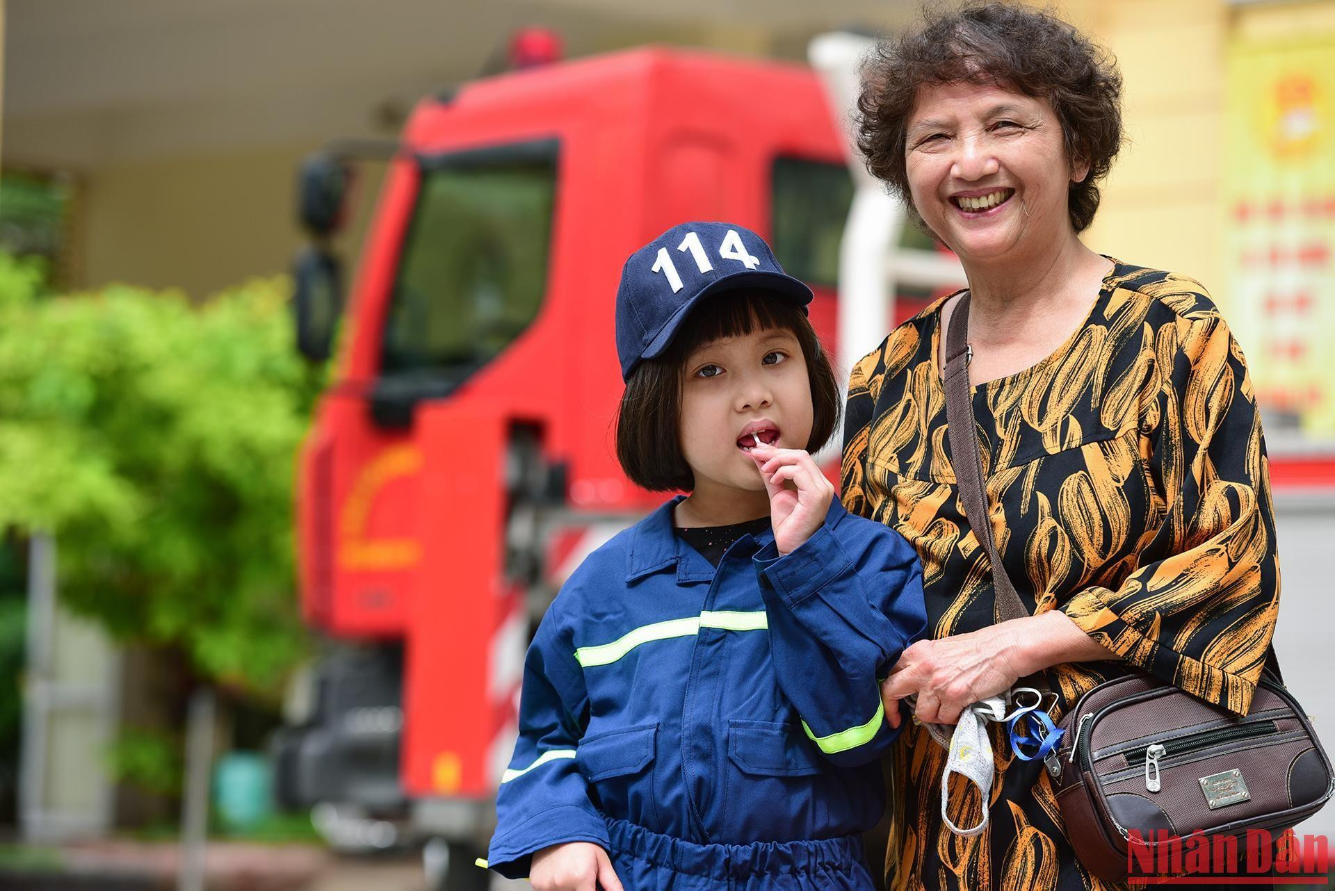 Một chiến sĩ PCCC nhí tranh thủ mút kẹo lúc nghỉ ngơi.