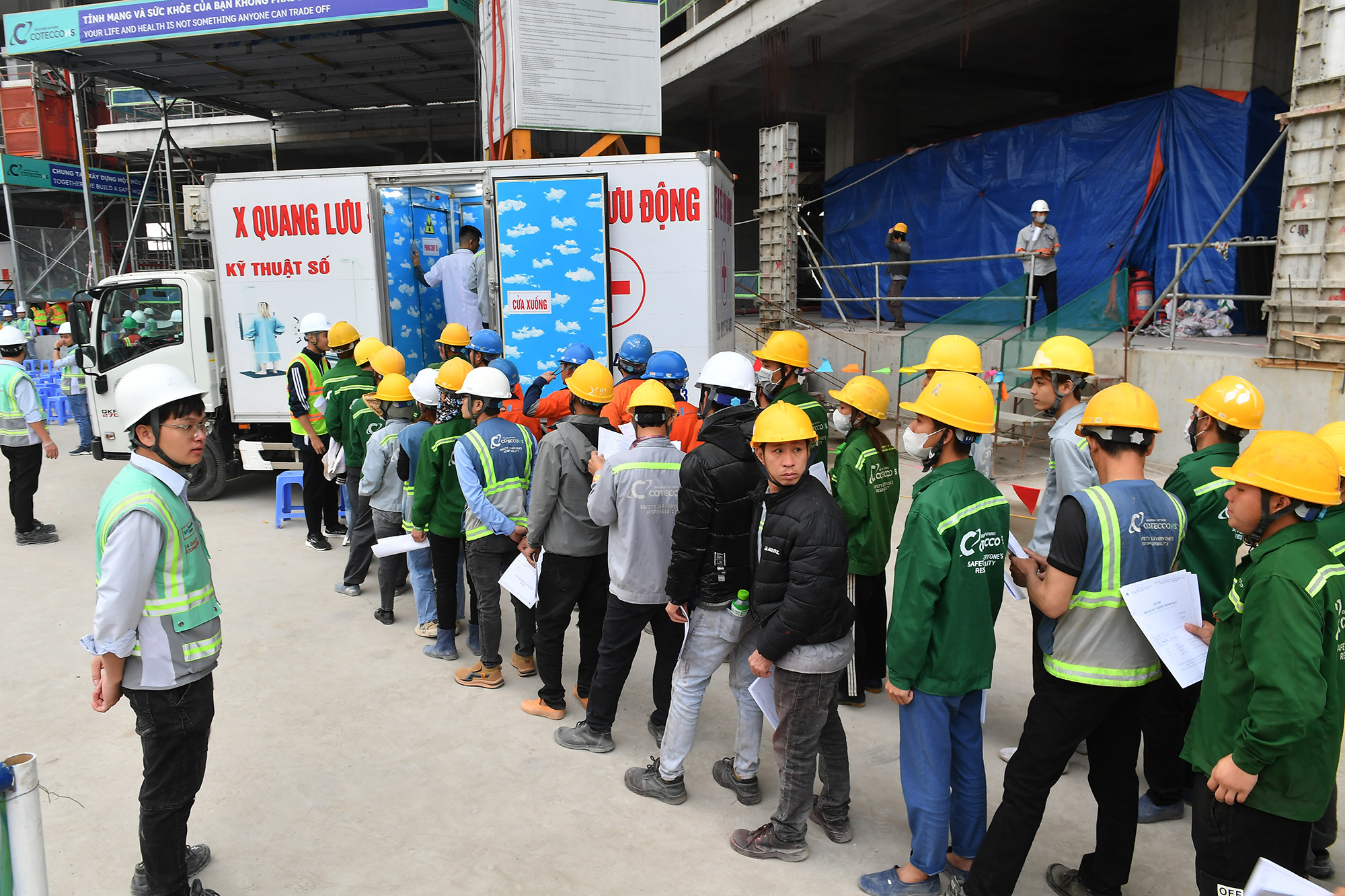 Bên cạnh việc trao quà, Ban tổ chức cũng tiến hành khám bệnh miễn phí cho các công nhân đang làm việc tại công trường Ecopark.