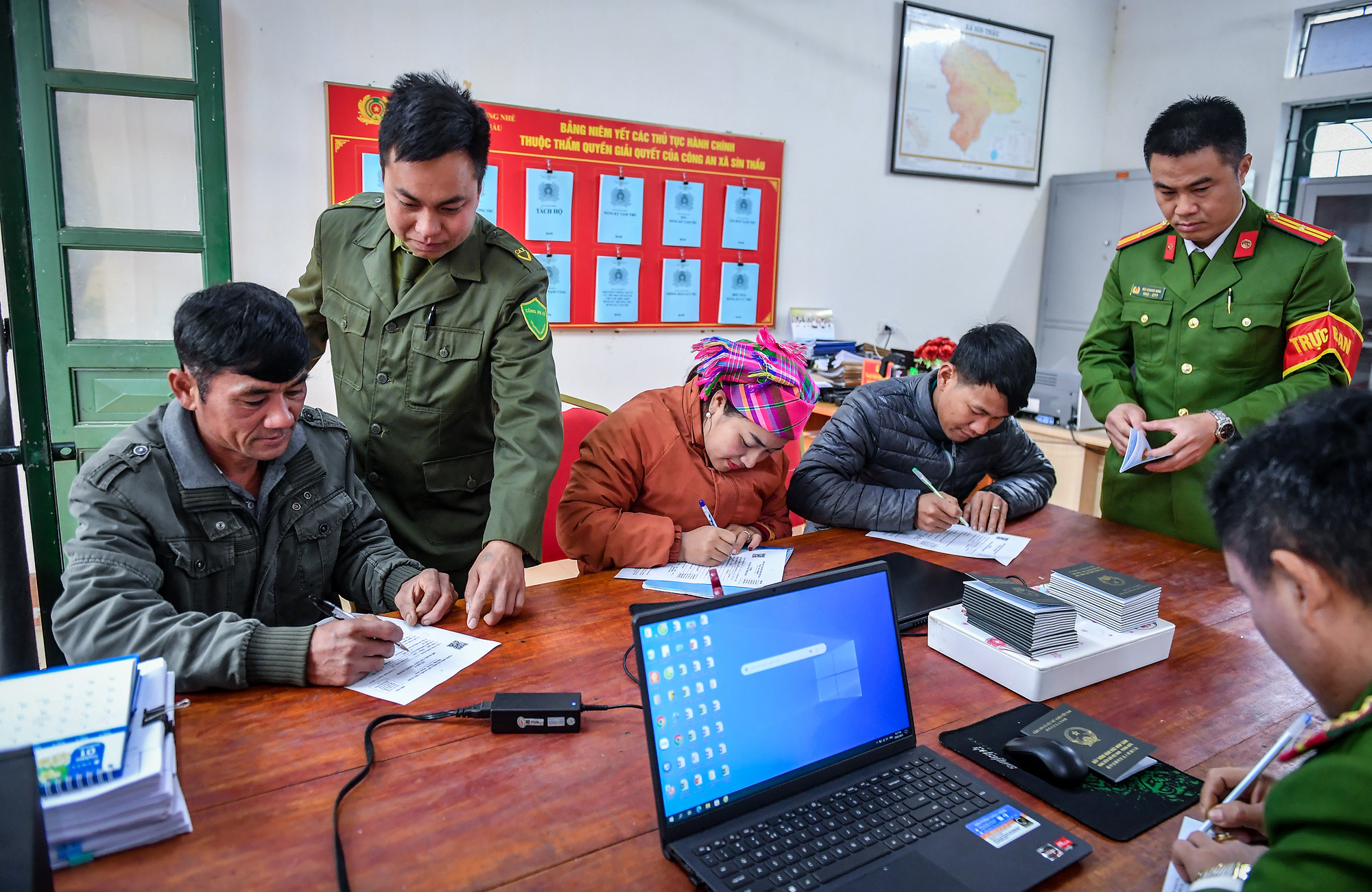 [Ảnh] Một ngày của công an xã nơi cực tây Tổ quốc ảnh 4