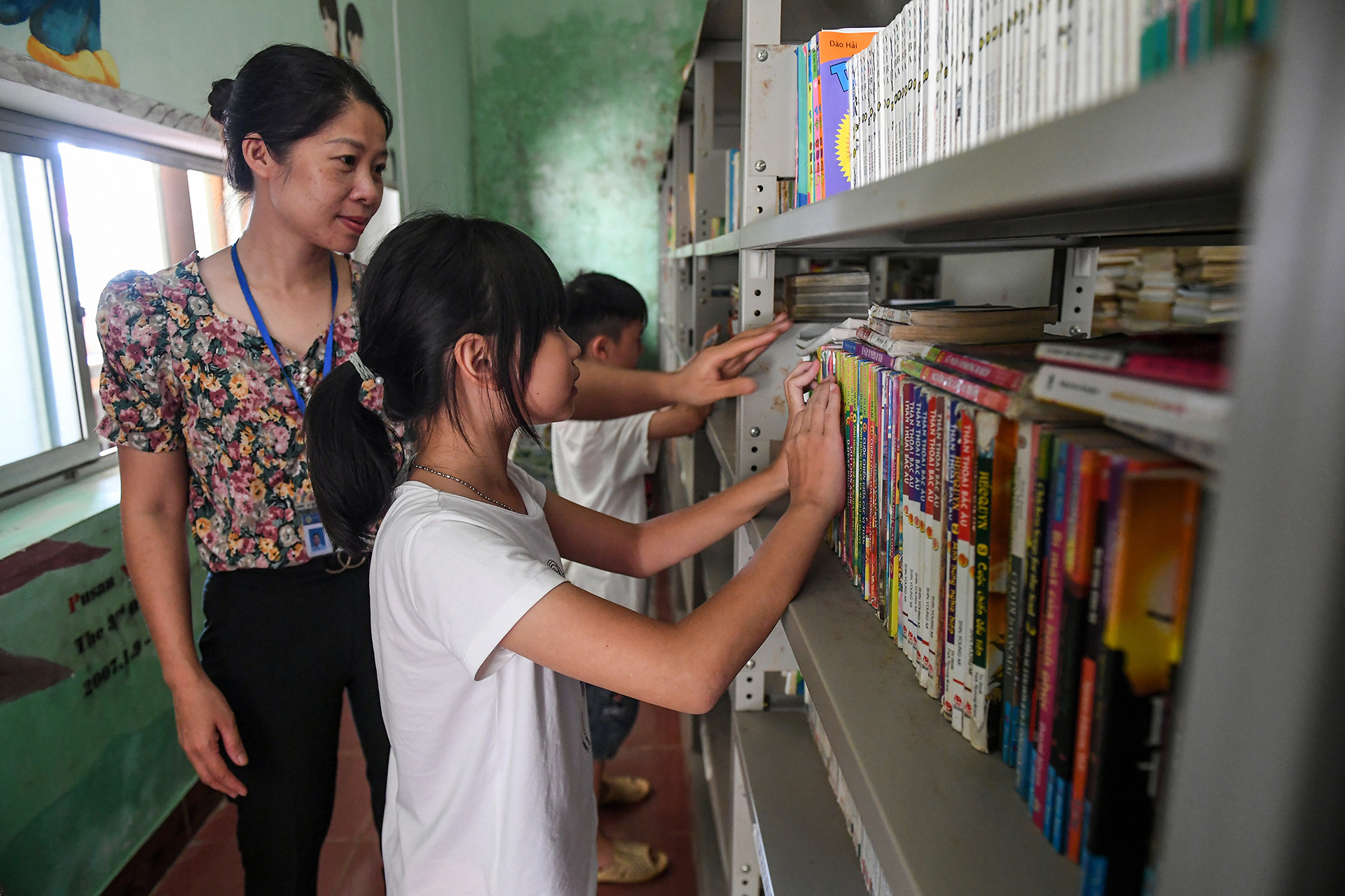 Do đã bước vào kỳ nghỉ hè, các thiên thần nhỏ dành nhiều thời gian hơn để sinh hoạt chung tại thư viện của Trung tâm. Các em sẽ được thỏa thích đọc những cuốn truyện tranh hay tìm hiểu về những kiến thức thú vị mà trong năm học chưa có điều kiện và thời gian để thực hiện.