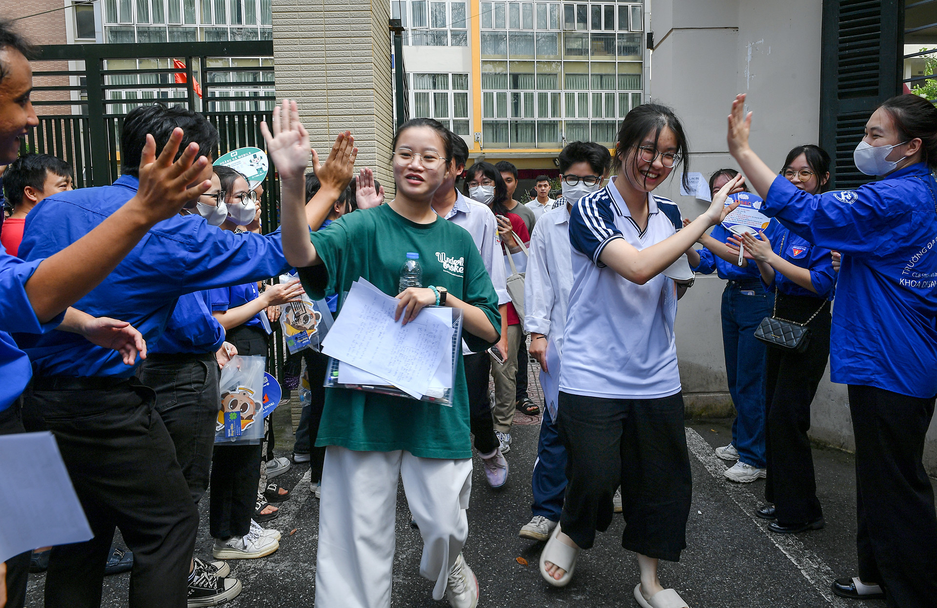 [Ảnh] Nhìn lại những khoảnh khắc đẹp của kỳ thi tốt nghiệp Trung học phổ thông 2023 ảnh 13