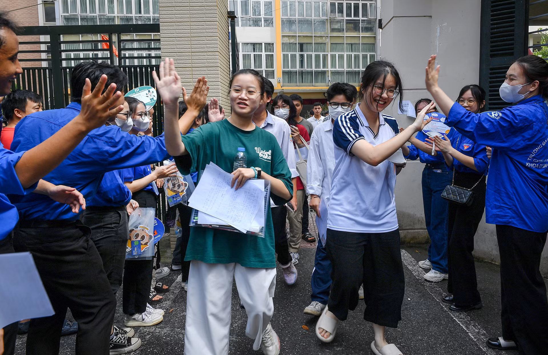 [Ảnh] Nhìn lại những khoảnh khắc đẹp của kỳ thi tốt nghiệp Trung học phổ thông 2023 ảnh 13